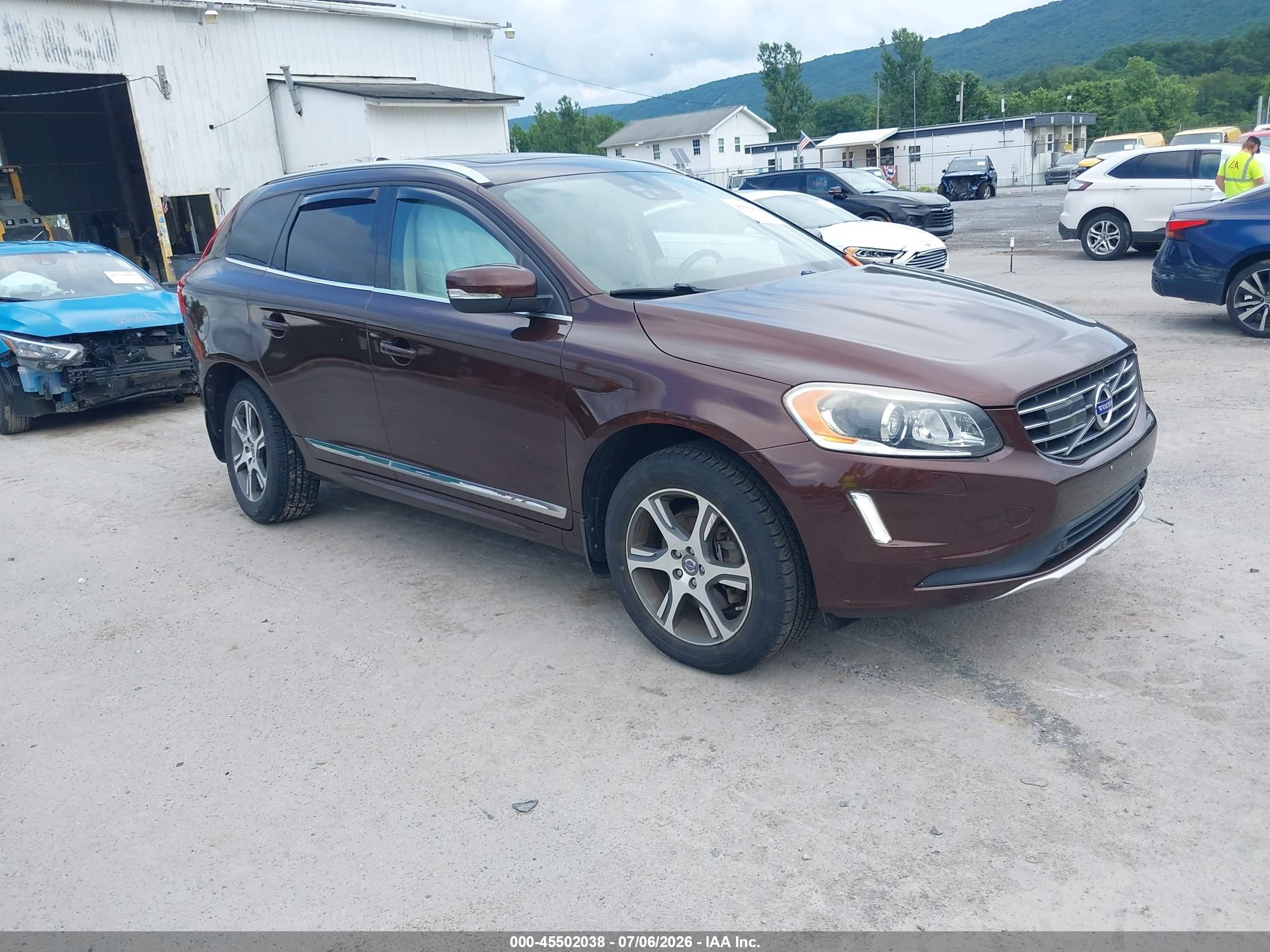 2015 Volvo XC60 T6 Platinum, VIN YV4902RD3F2621865 — Rear end