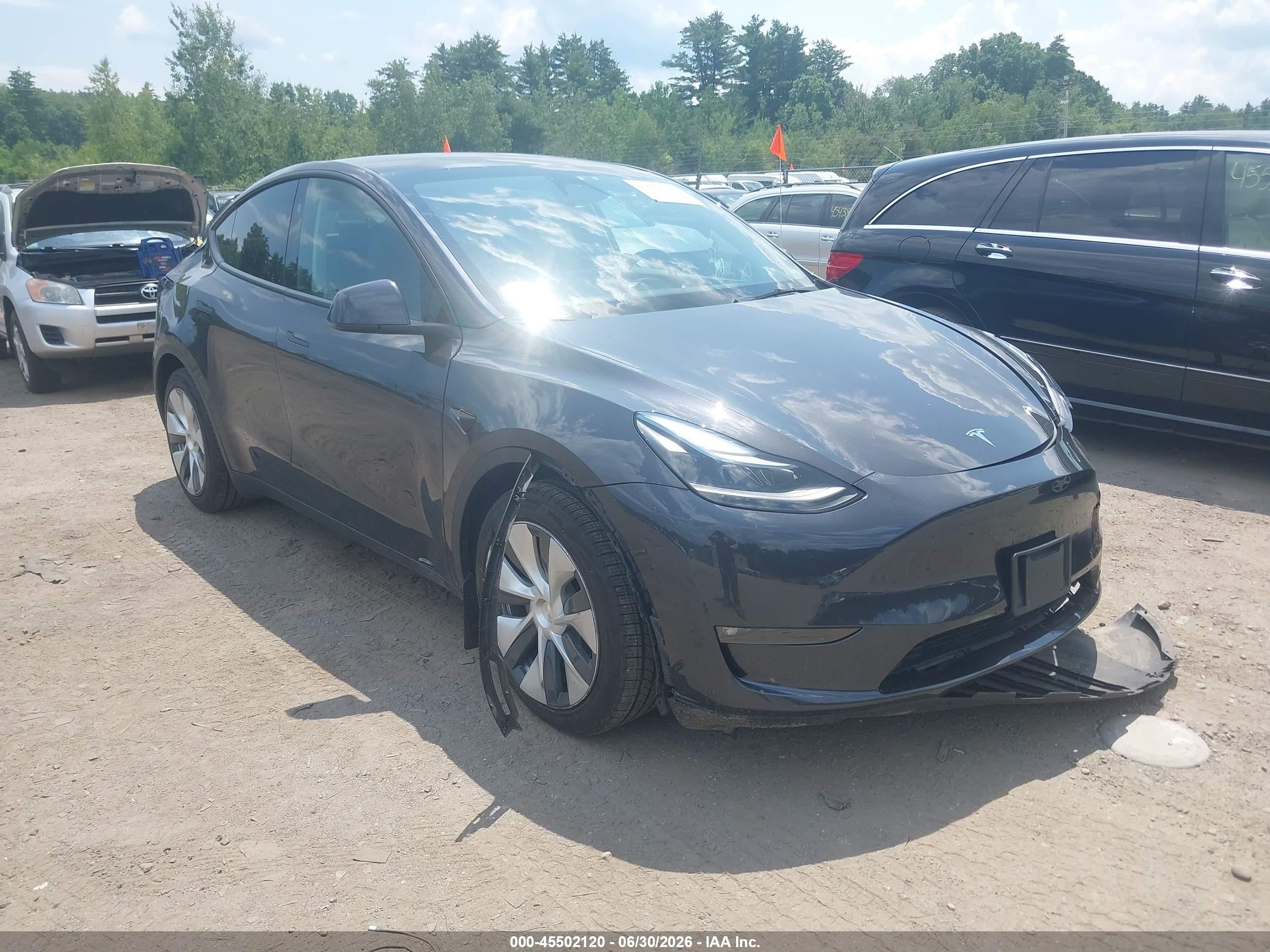 2024 Tesla Model Y Long Range, VIN 7SAYGAEE2RF002827 — Front end