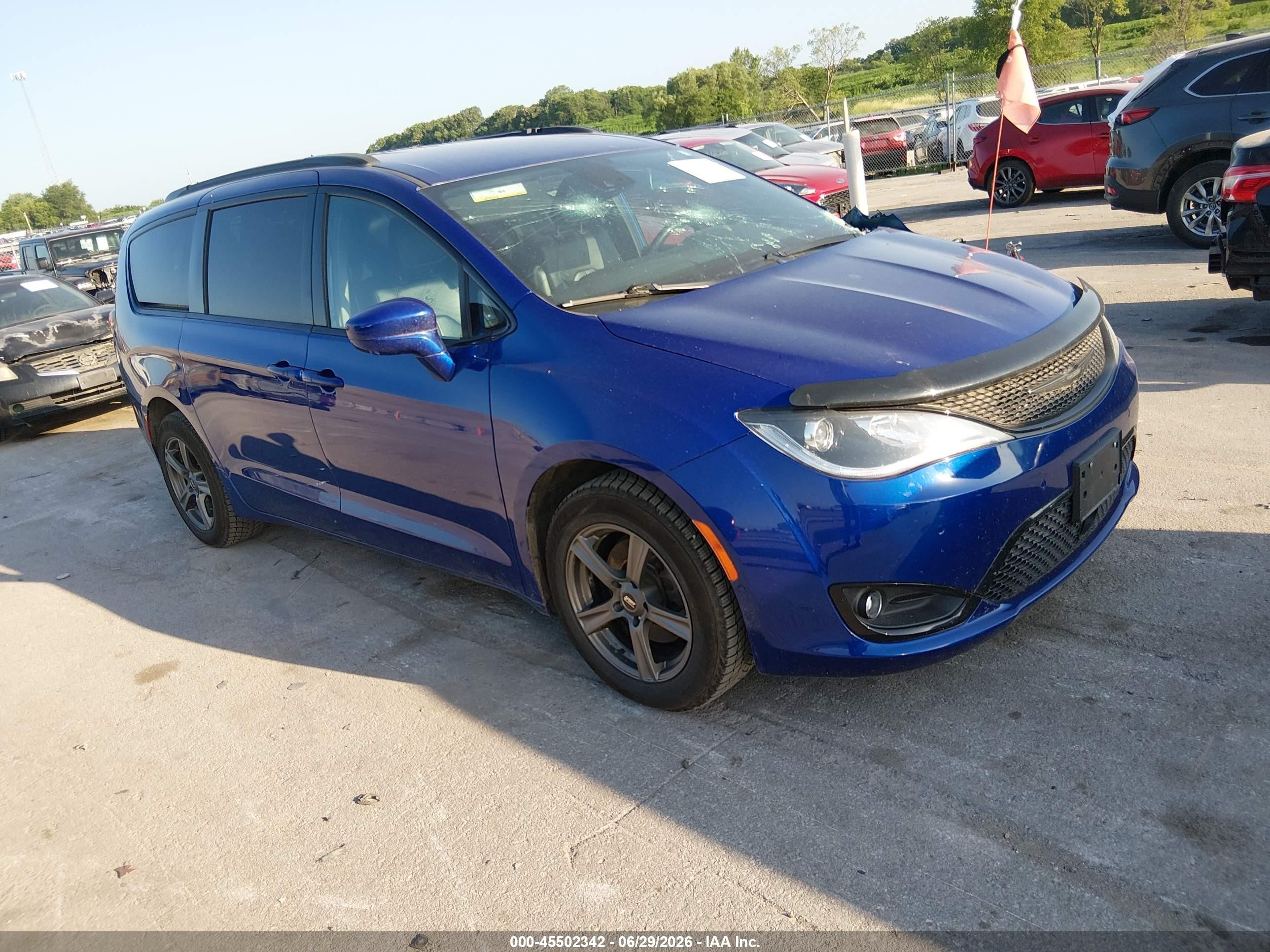 2020 Chrysler Pacifica Touring L Plus, VIN 2C4RC1EG7LR127171 — Front end