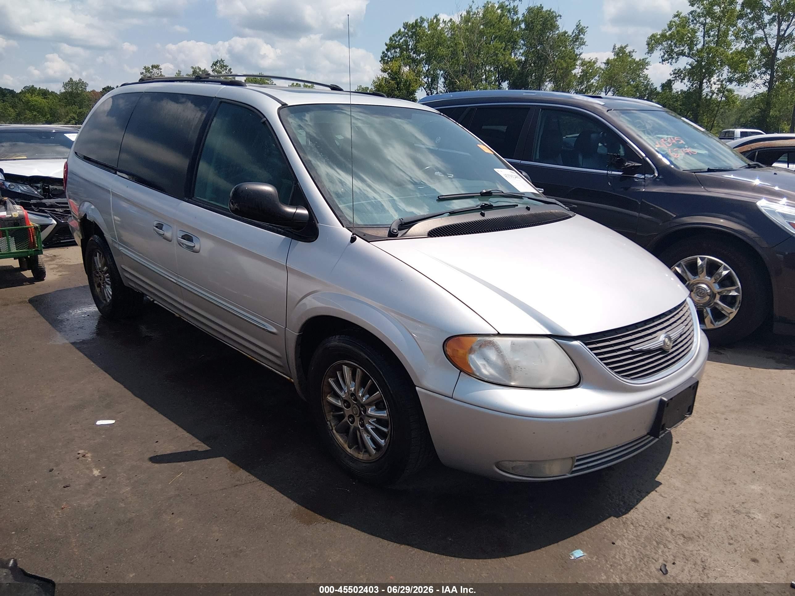 2004 Chrysler Town & Country Touring, VIN 2C4GP54L44R528485 — Перед