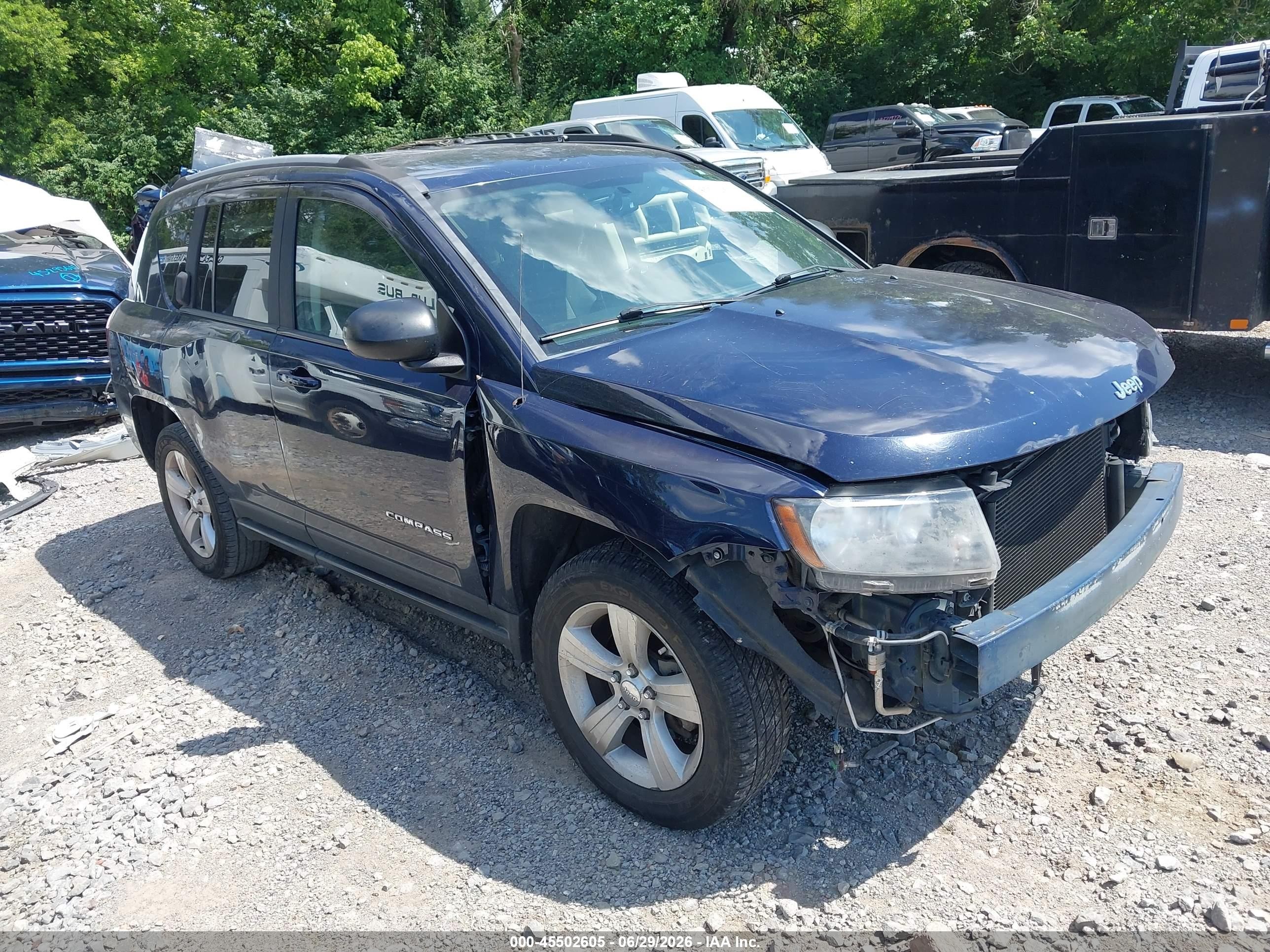 2016 Jeep Compass Sport, VIN 1C4NJCBA0GD726132 — Front end