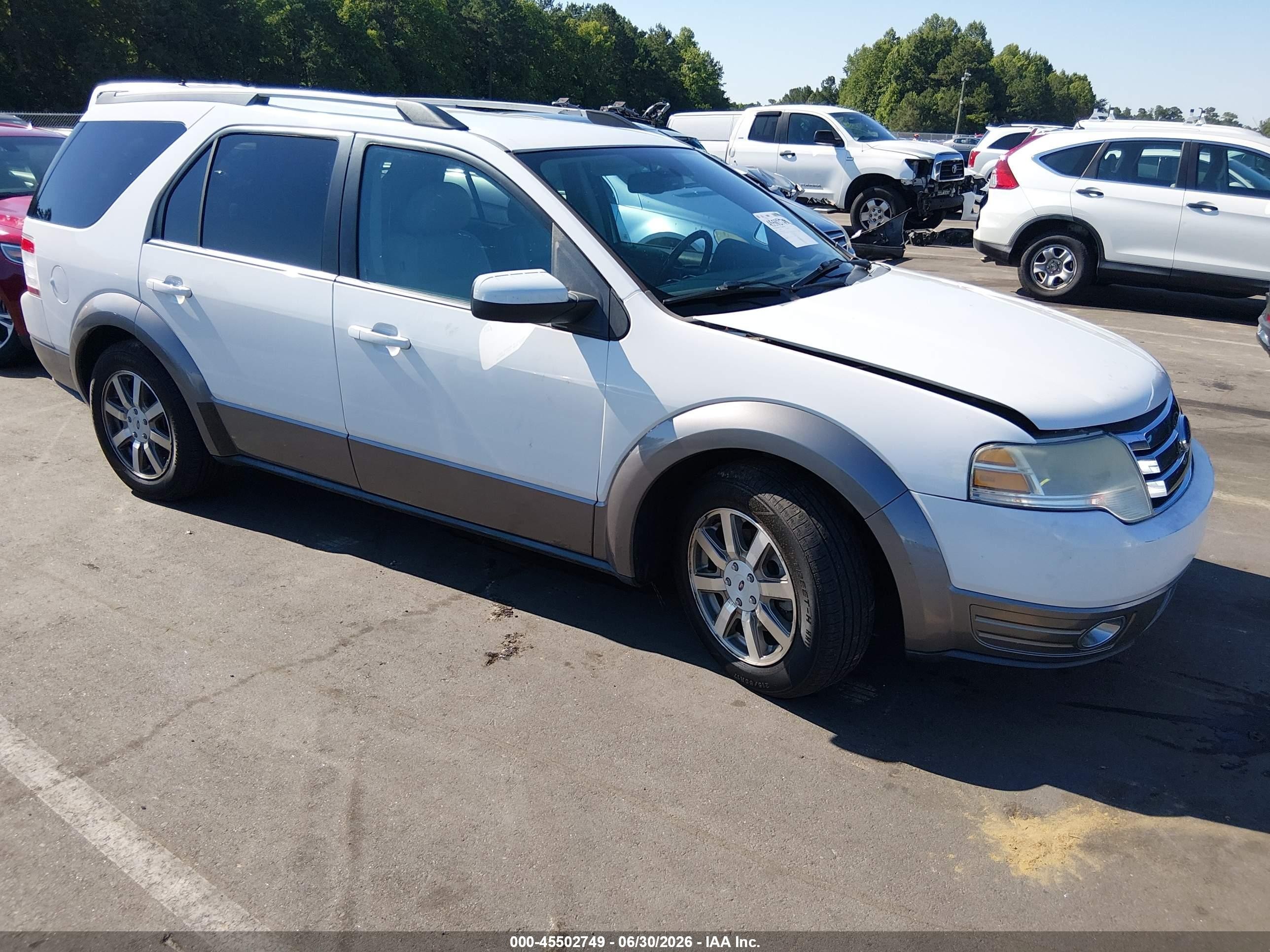 2008 Ford Taurus X SEL, VIN 1FMDK05W28GA33170 — Front end