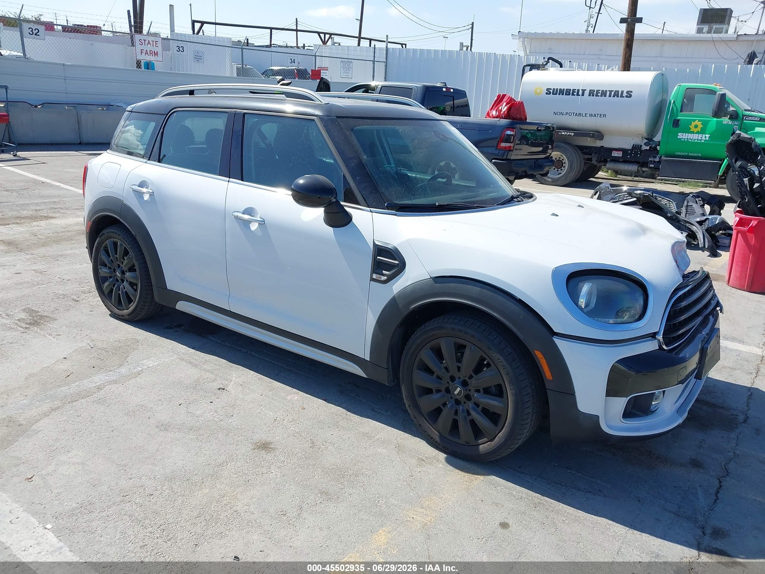 2018 MINI Countryman Cooper, VIN WMZYS7C39J3E07443 — Front end