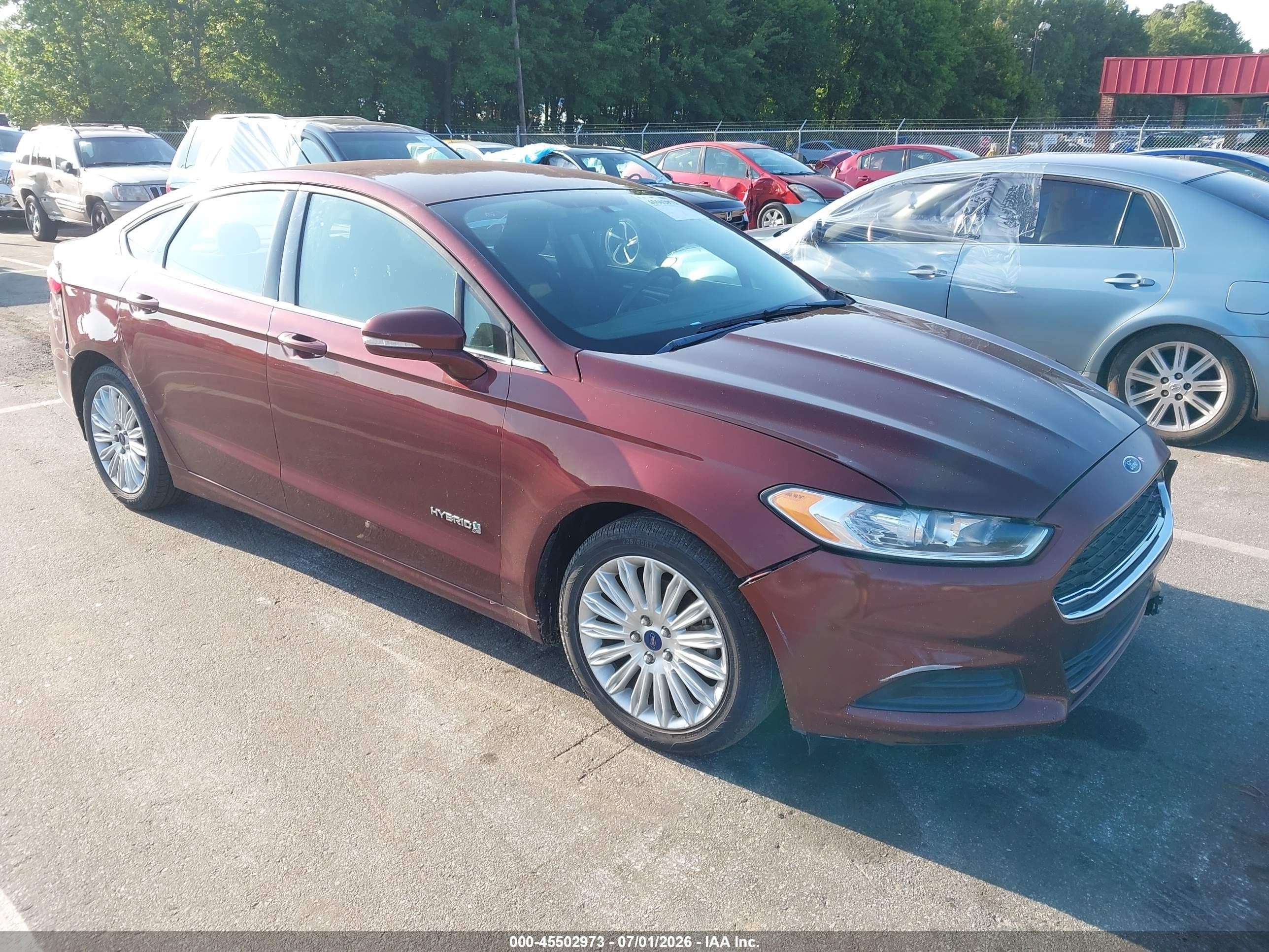 2016 Ford Fusion SE Hybrid, VIN 3FA6P0LU0GR350104 — Перед