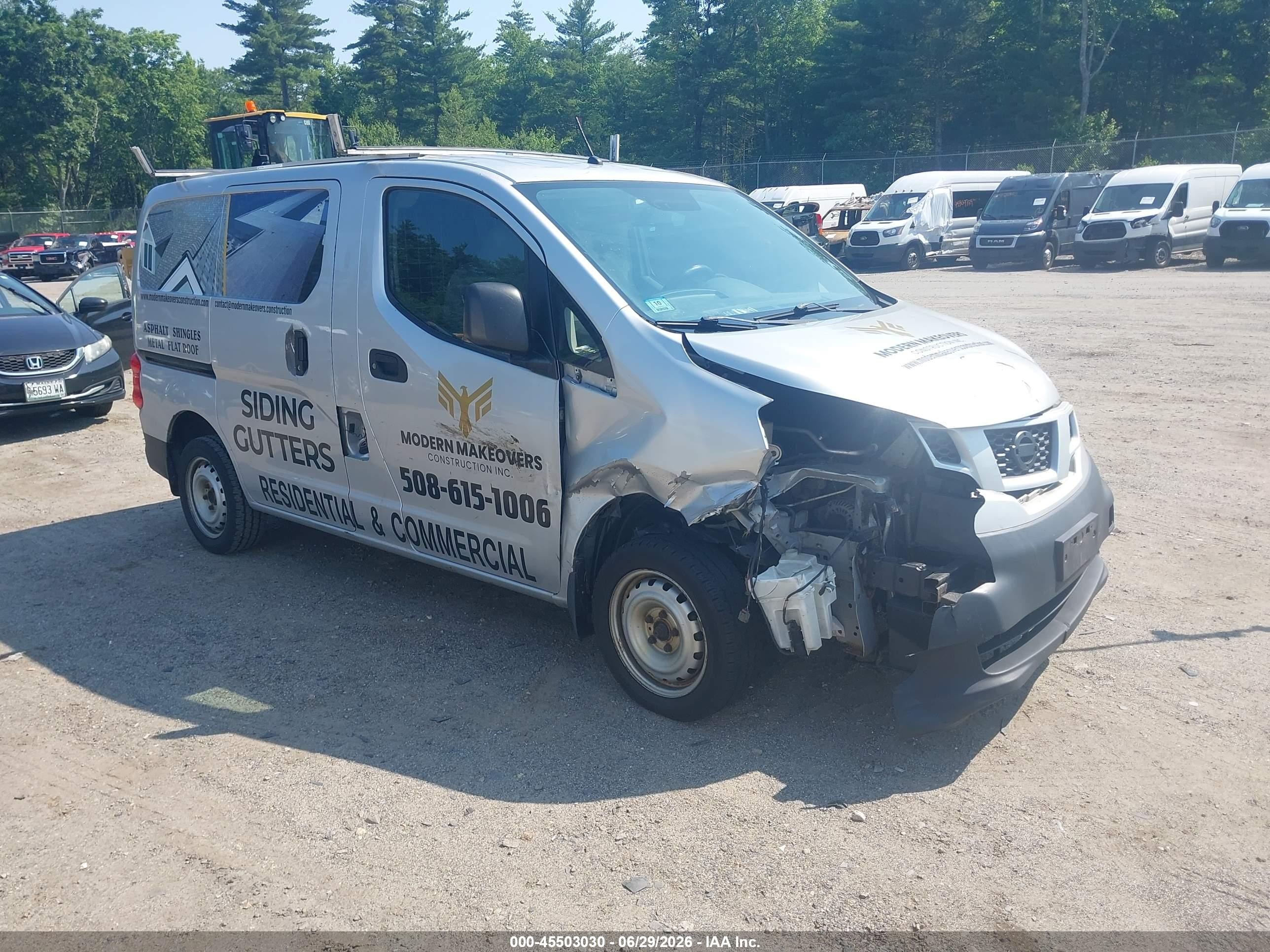 2014 Nissan NV200 SV, VIN 3N6CM0KNXEK699340 — Front end
