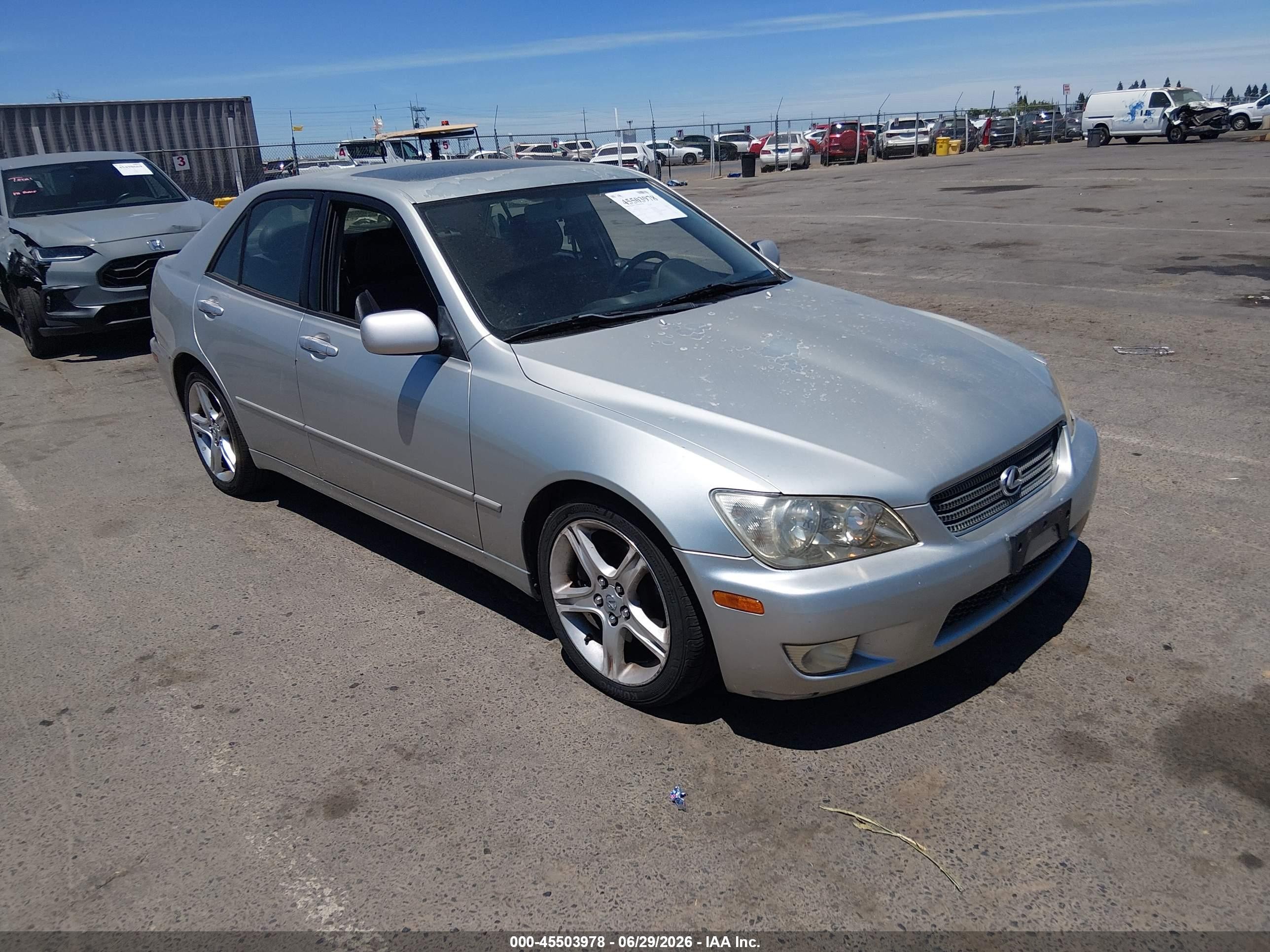 2001 Lexus IS 300/350, VIN JTHBD182410025301 — Перед