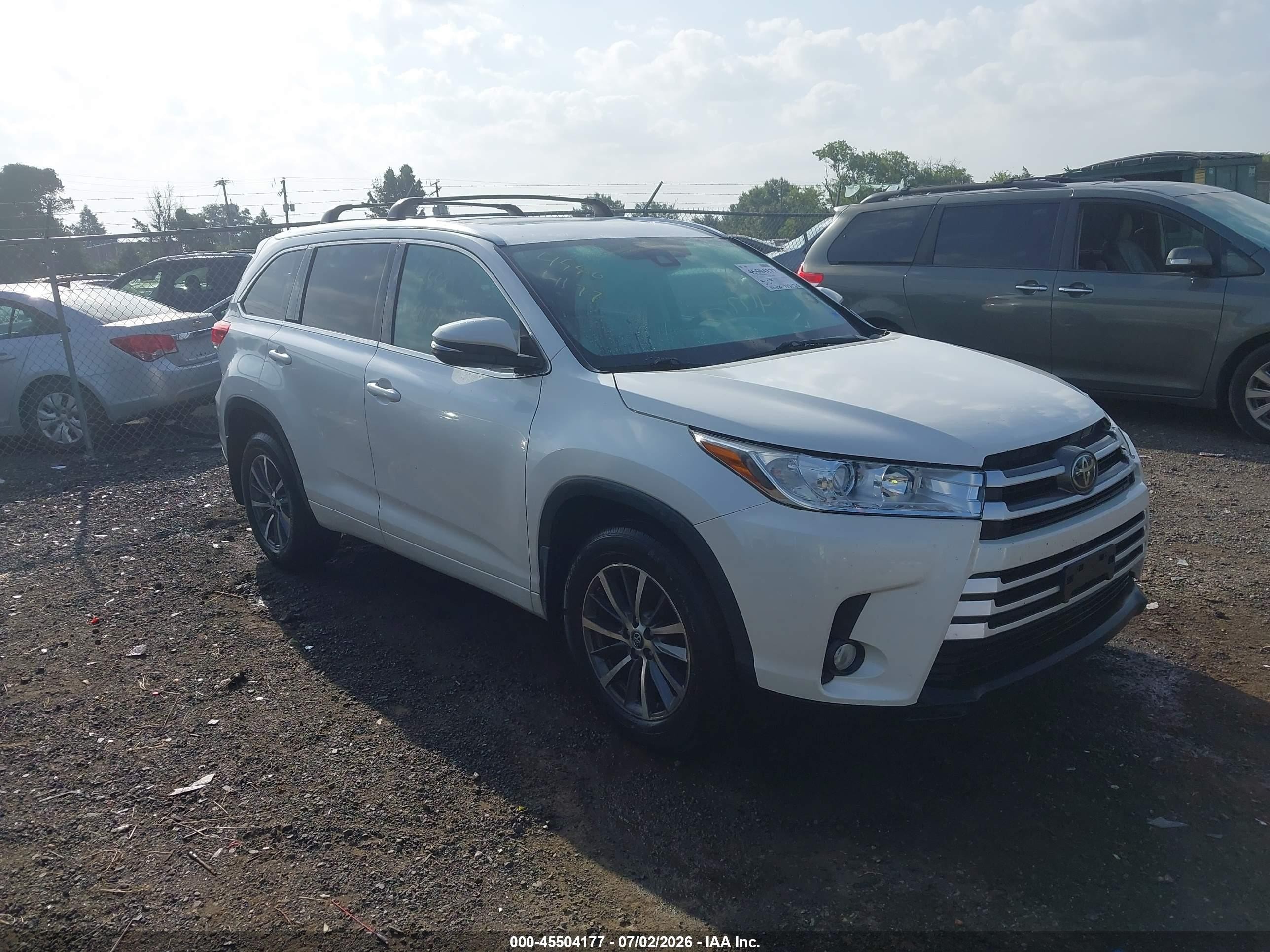 2017 Toyota Highlander XLE, VIN 5TDJZRFH9HS364714 — Бок