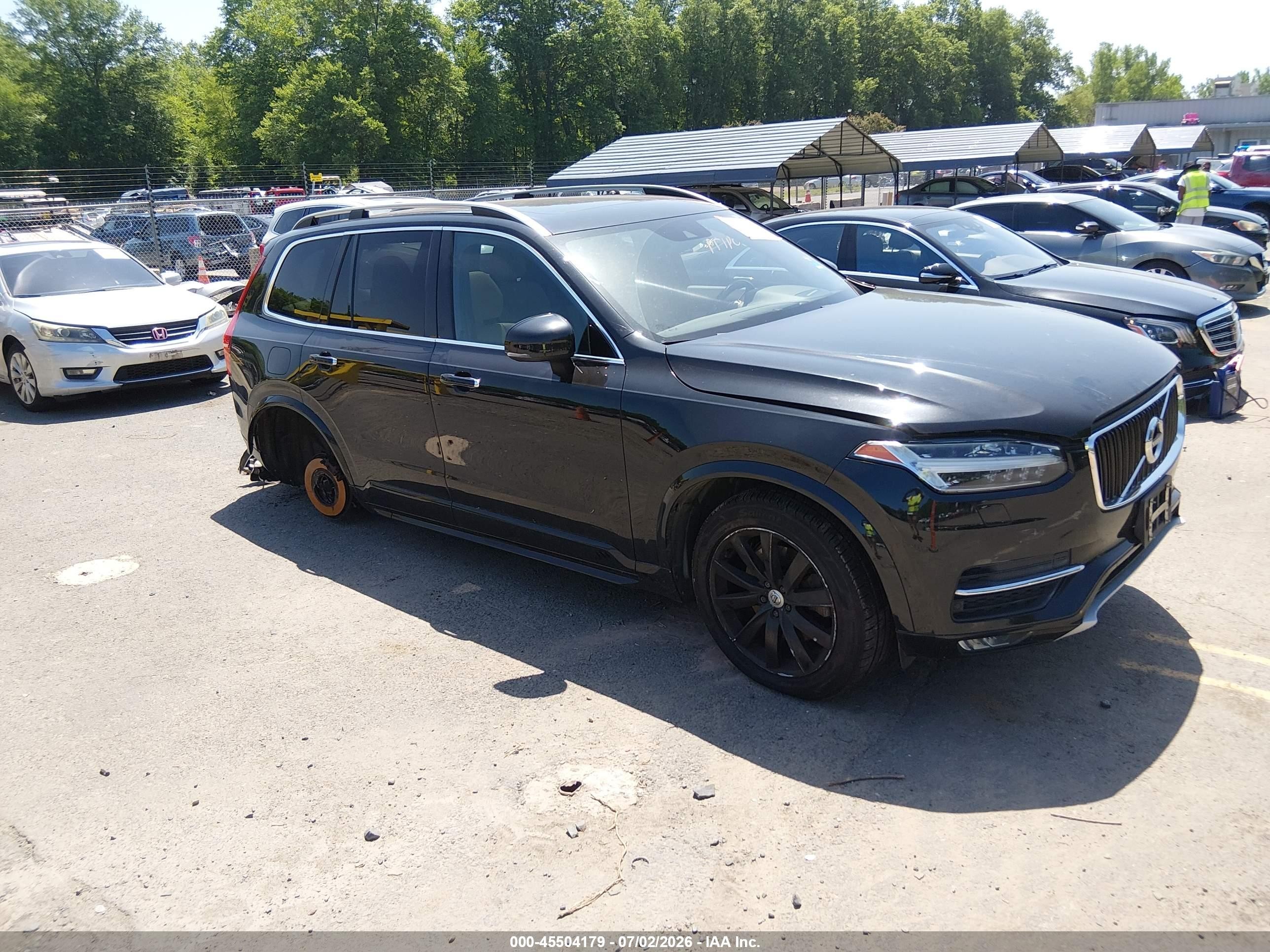 2016 Volvo XC90 T6 Momentum, VIN YV4A22PK9G1045229 — Side