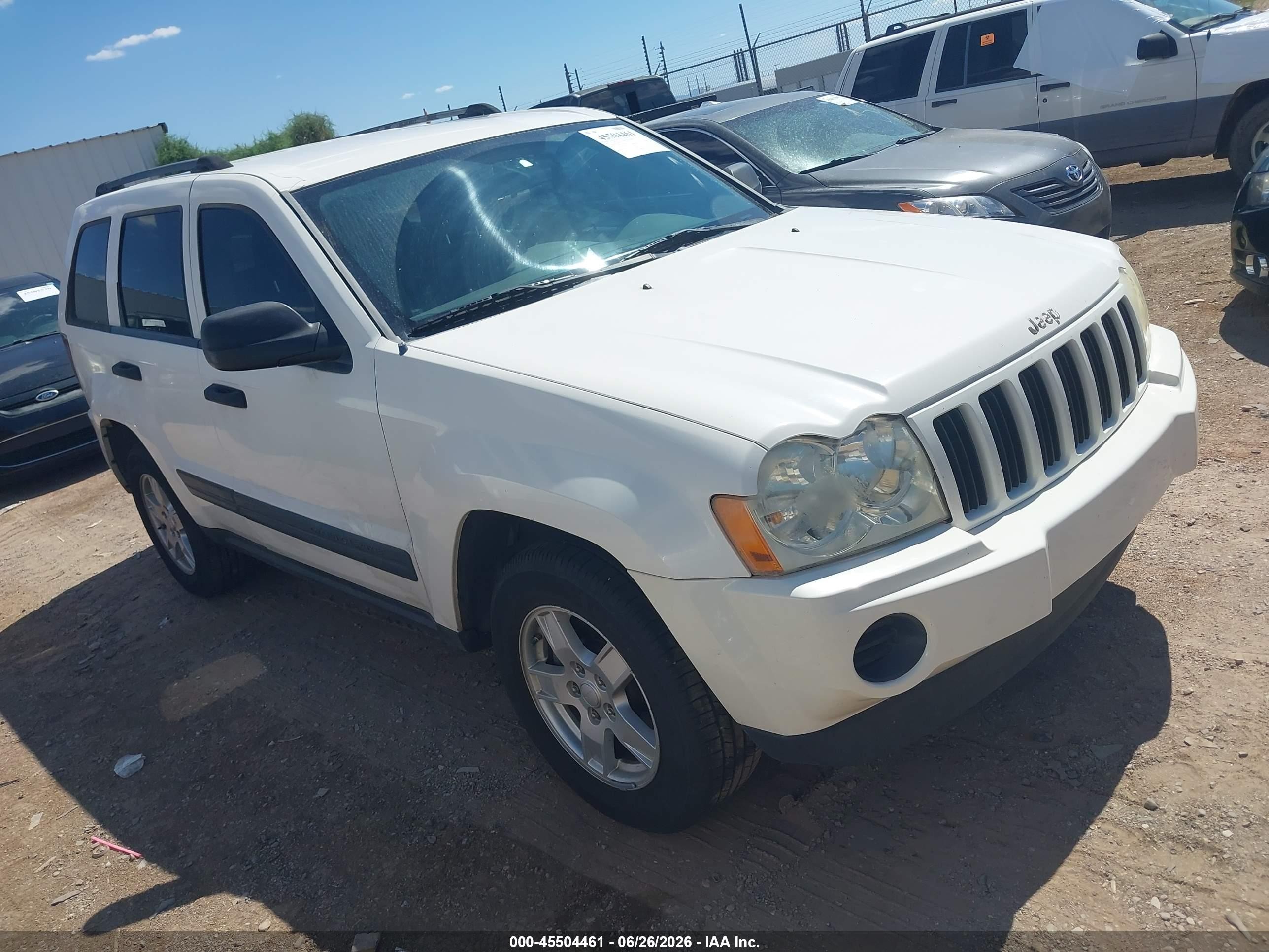 2005 Jeep Grand Cherokee Laredo, VIN 1J4GS48K65C568520 — Normal wear