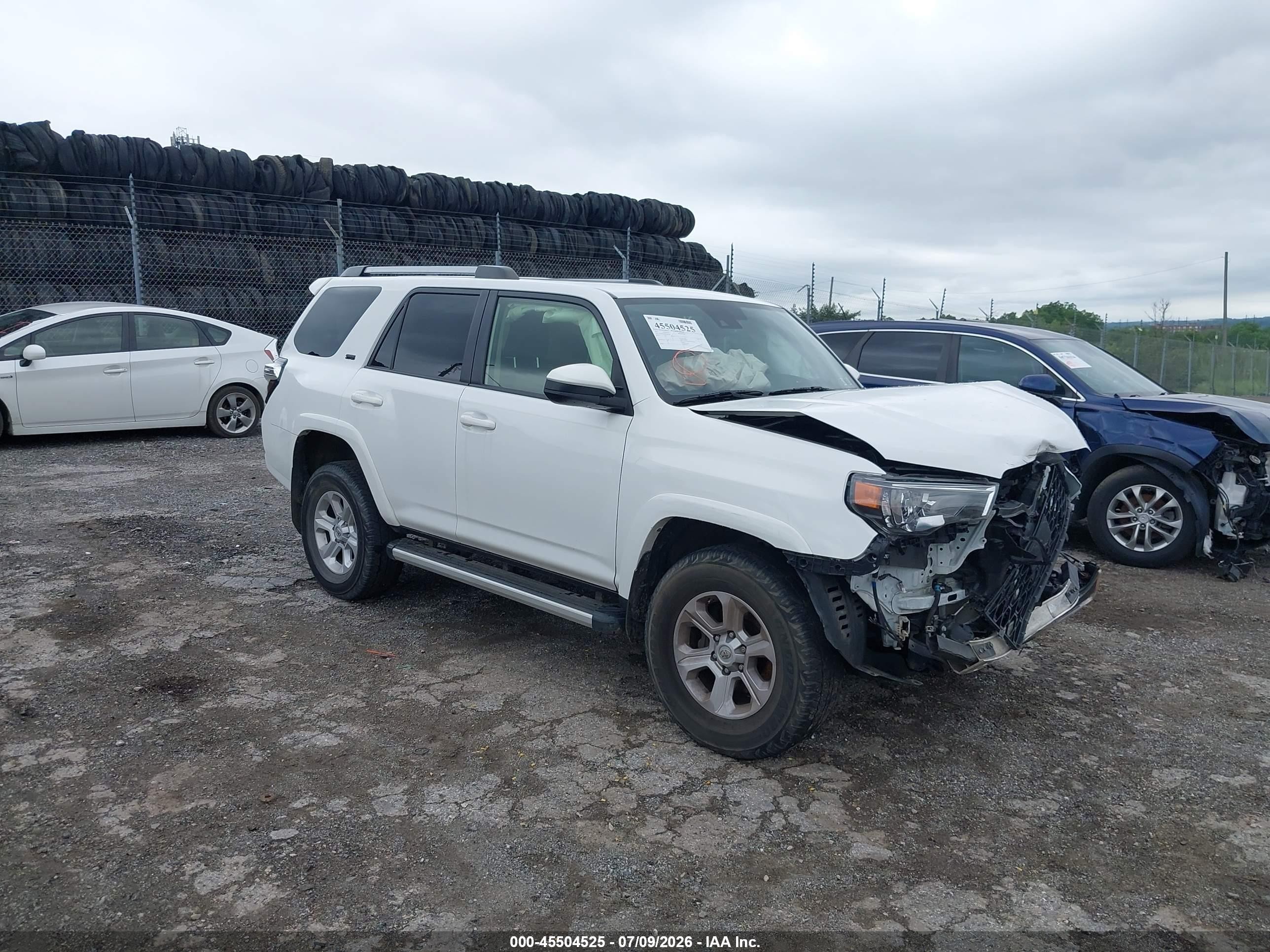 2021 Toyota 4Runner SR5, VIN JTEMU5JR8M5958940 — Front end