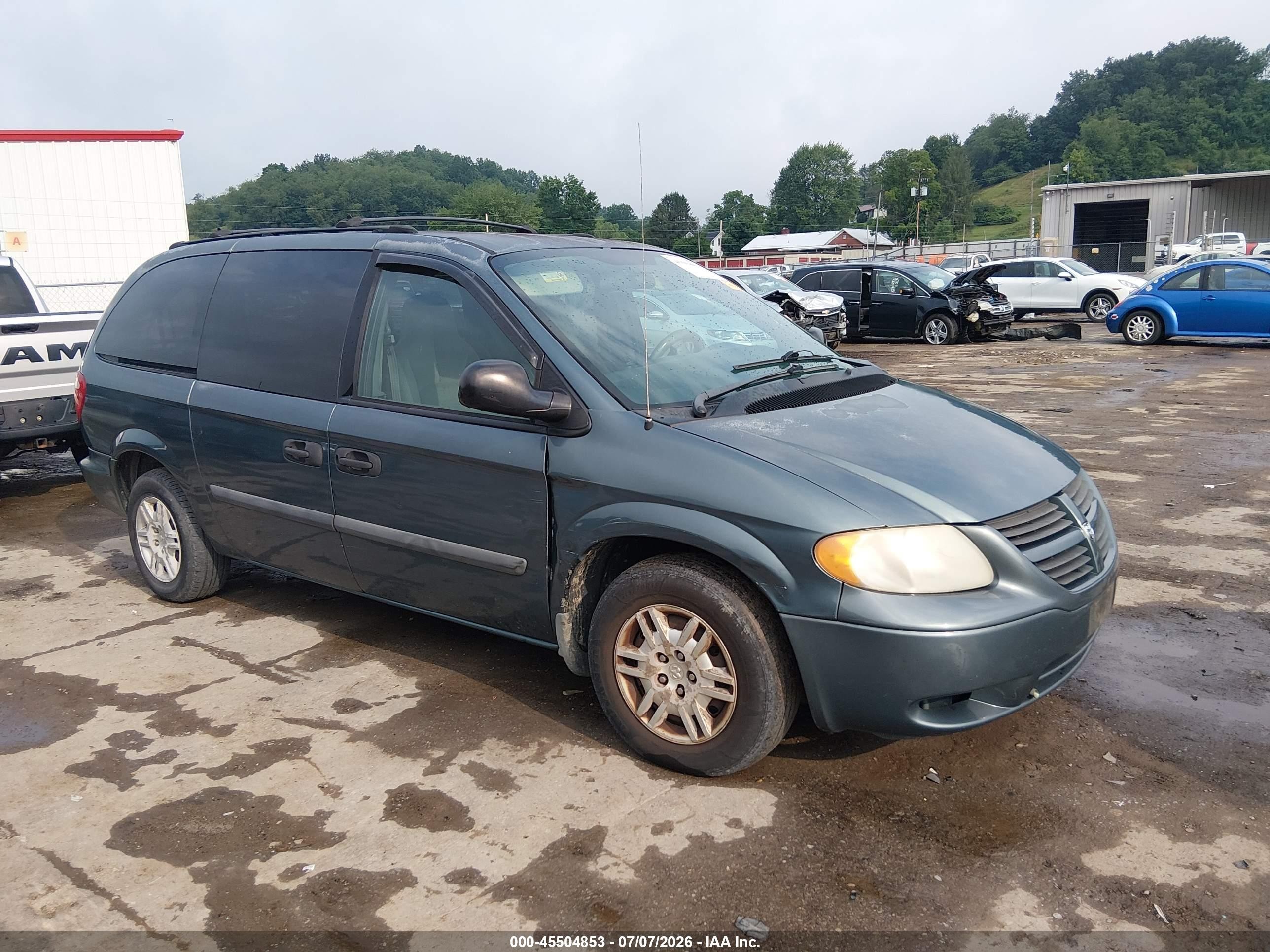 2005 Dodge Caravan SE, VIN 1D4GP24R95B161668 — Side