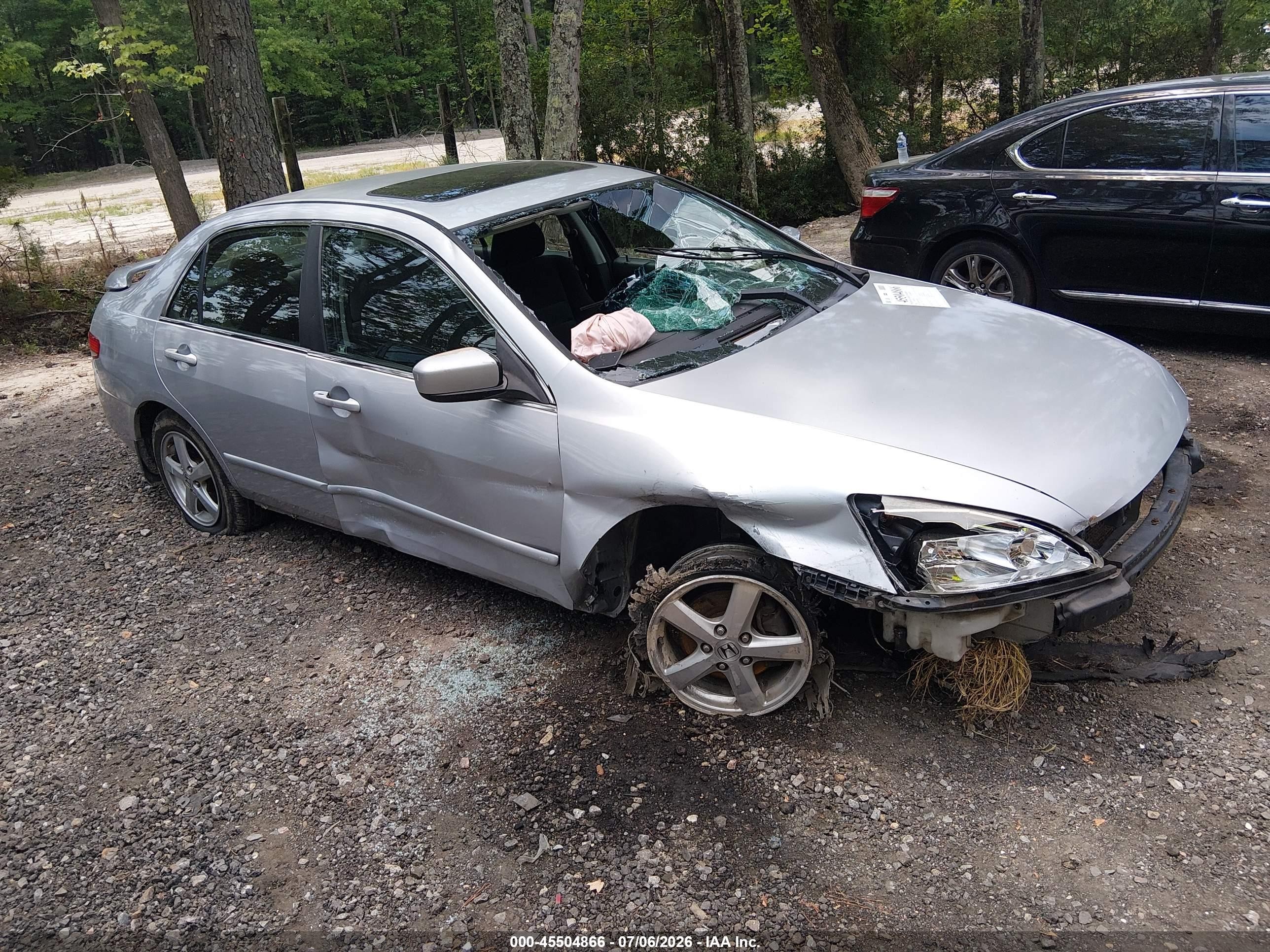 2003 Honda Accord EX, VIN JHMCM56643C064358 — Перед