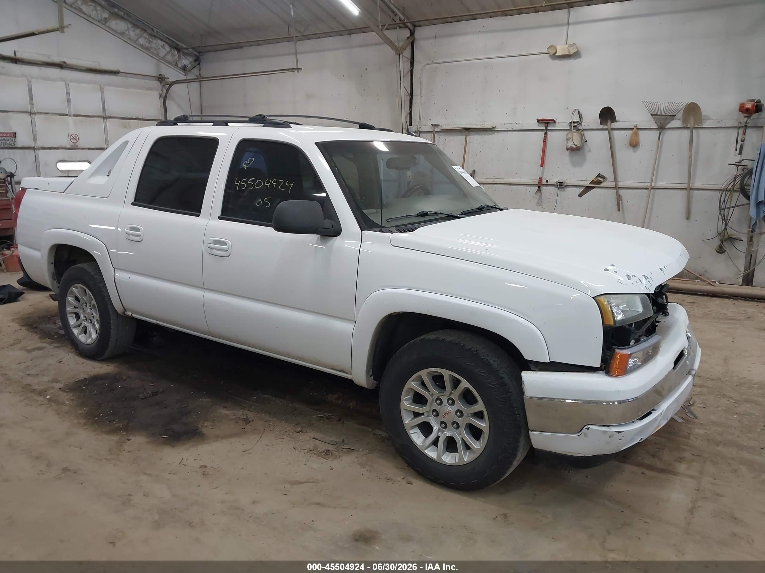 2005 Chevrolet Avalanche Z66, VIN 3GNEC12Z35G260966 — Front end