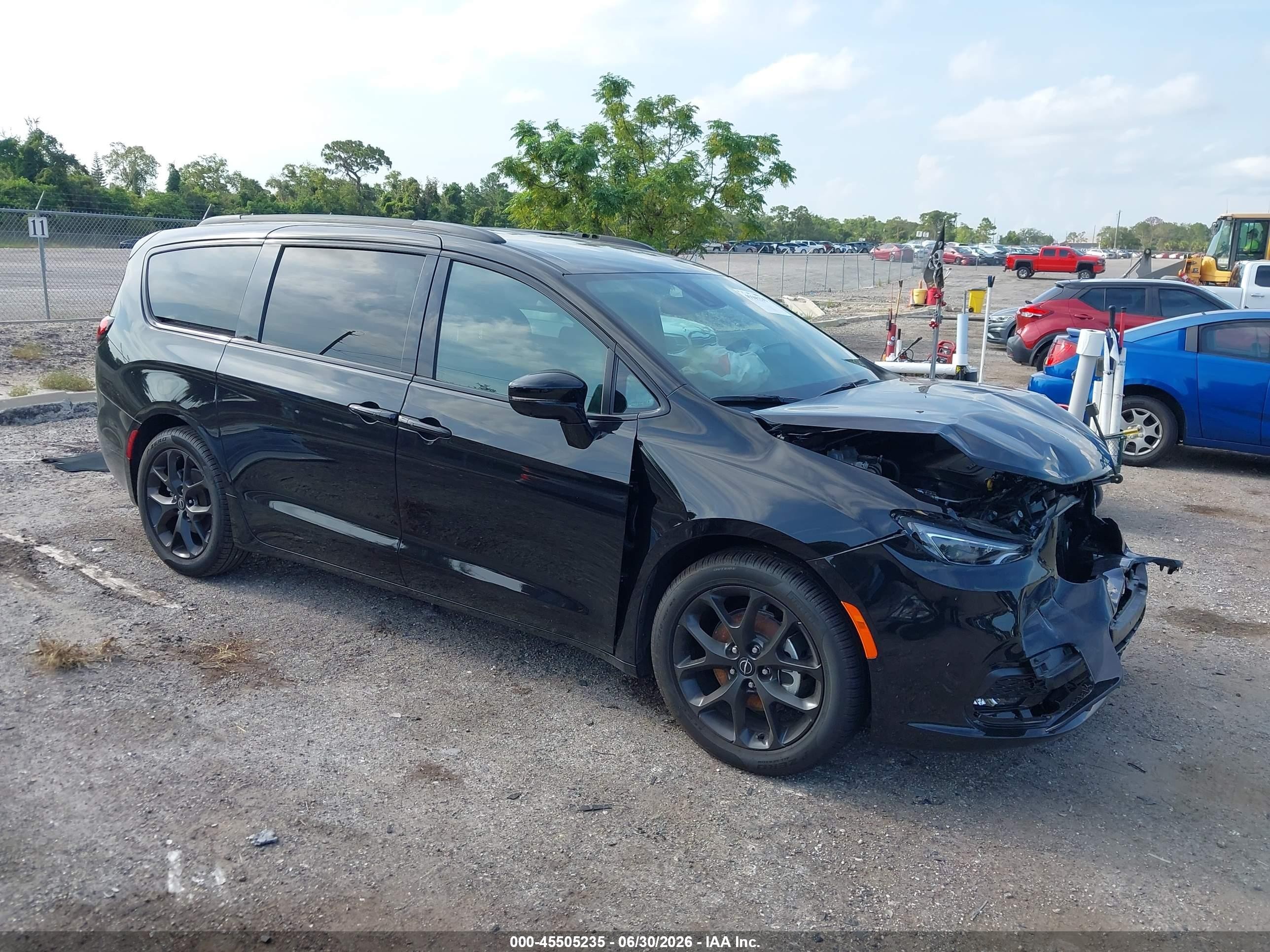 2026 Chrysler Pacifica Select, VIN 2C4RC1BG5TR222459 — Перед