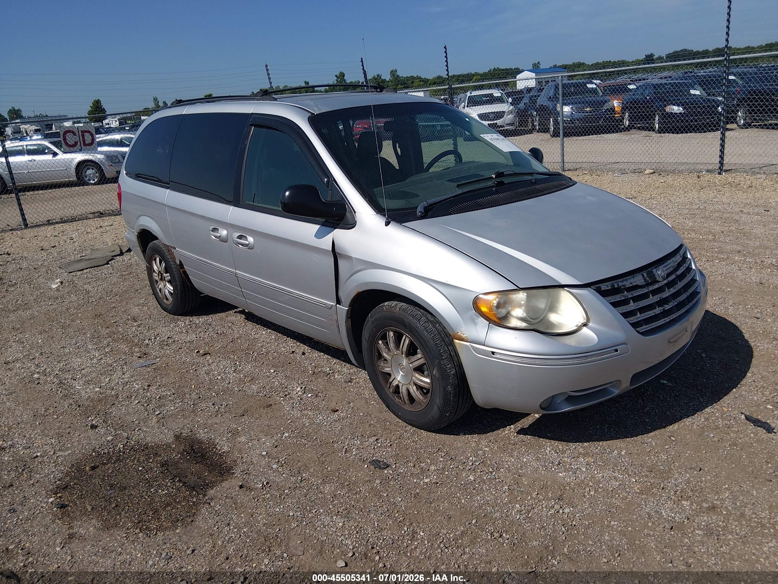 2005 Chrysler Town & Country Touring, VIN 2C4GP54L35R208611 — Side