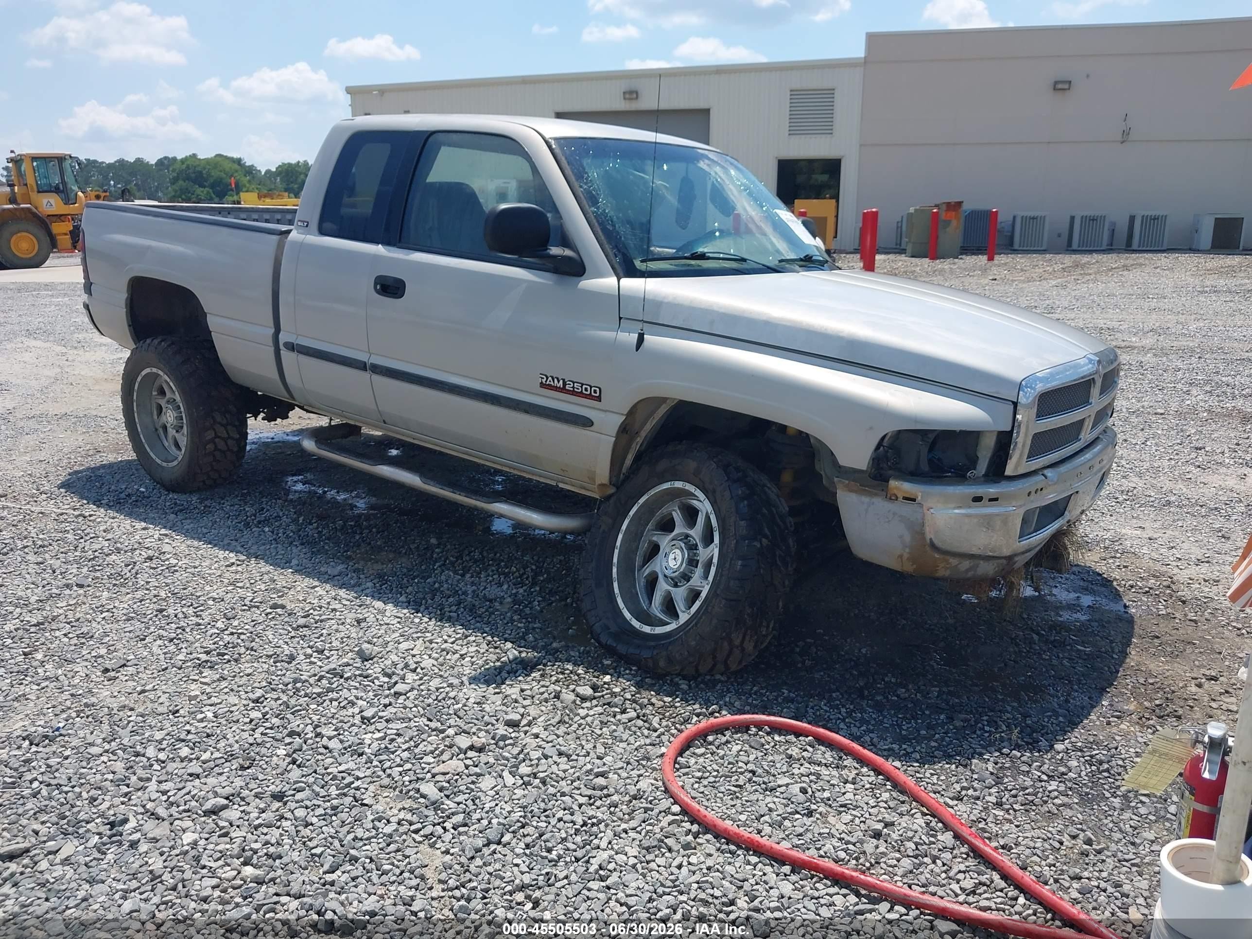2001 Dodge 2500, VIN 3B7KF236X1G188509 — Front end