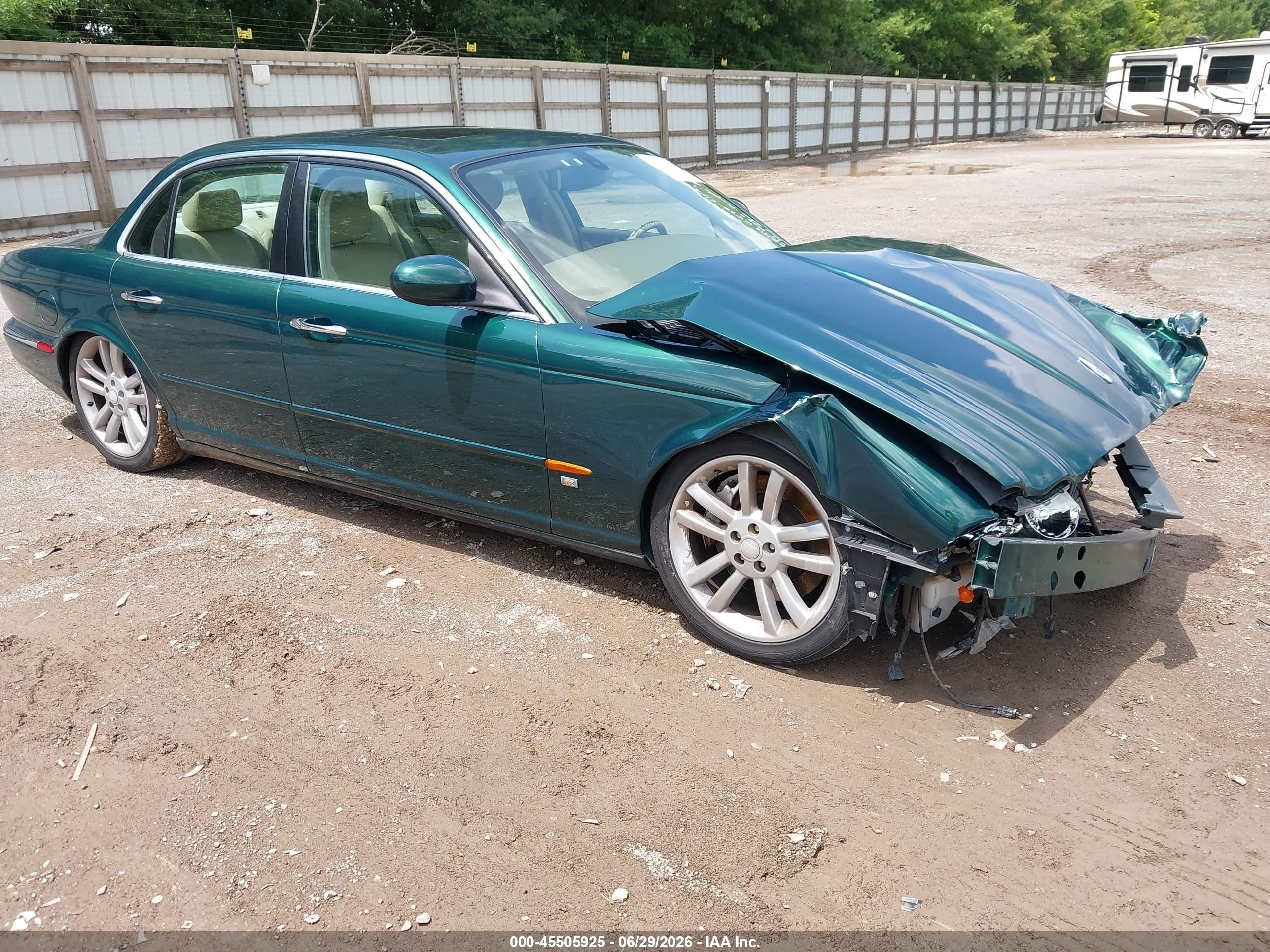 2005 Jaguar XJ R, VIN SAJWA73BX5TG34617 — Front end