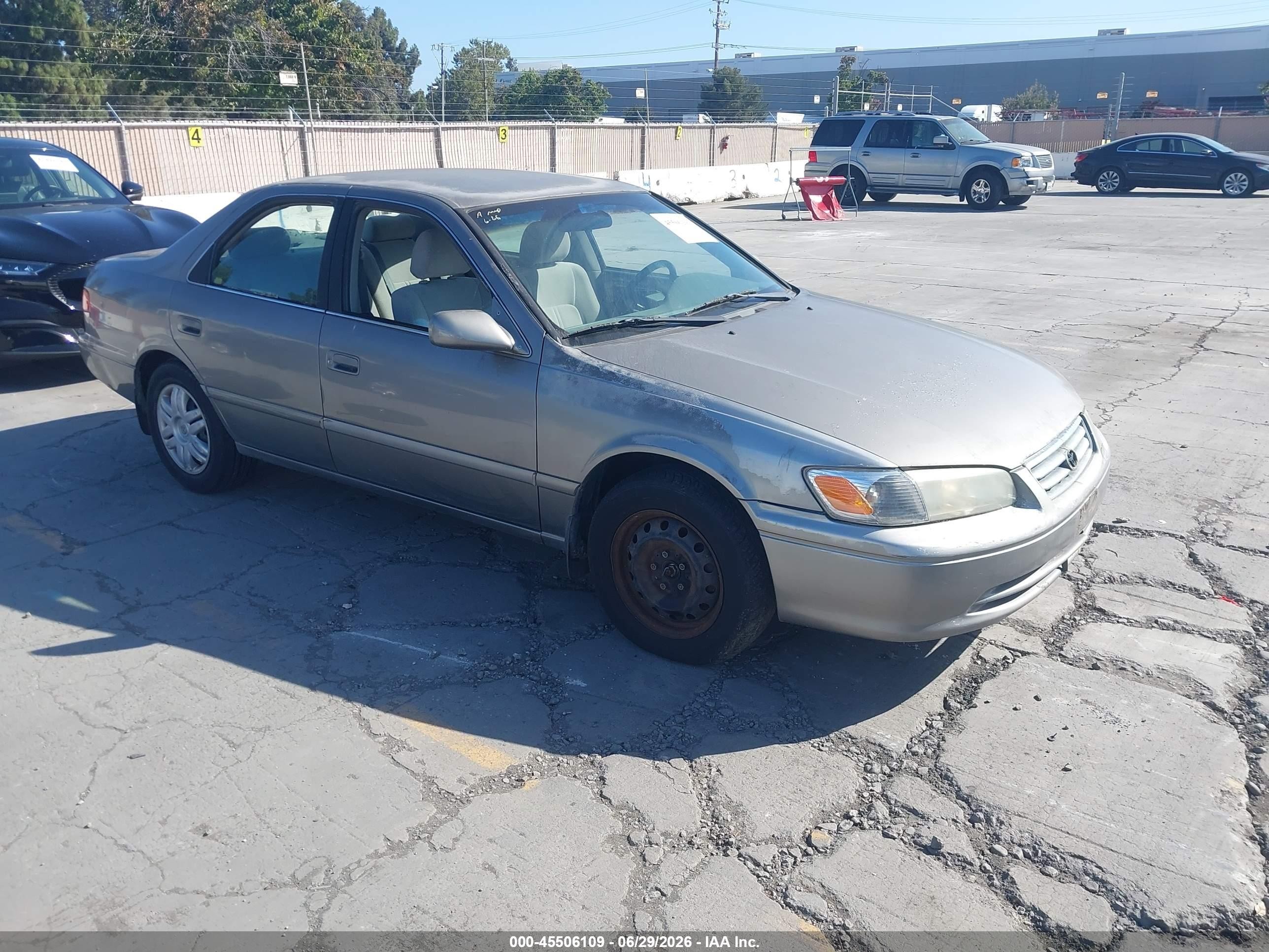 2001 Toyota Camry LE, VIN 4T1BF22KX1U115924 — Normal wear
