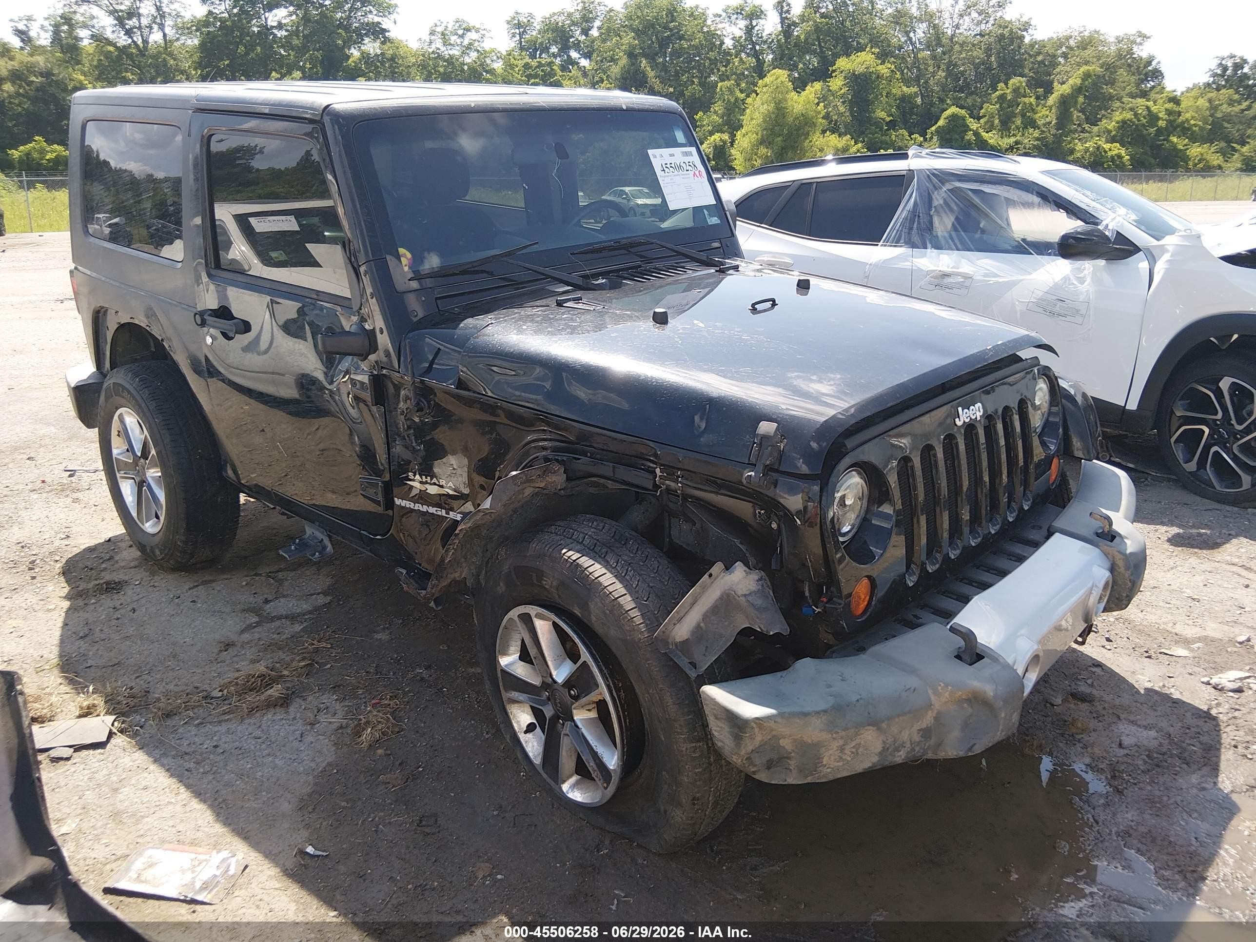 2009 Jeep Wrangler Sahara, VIN 1J4FA54129L722440 — Side