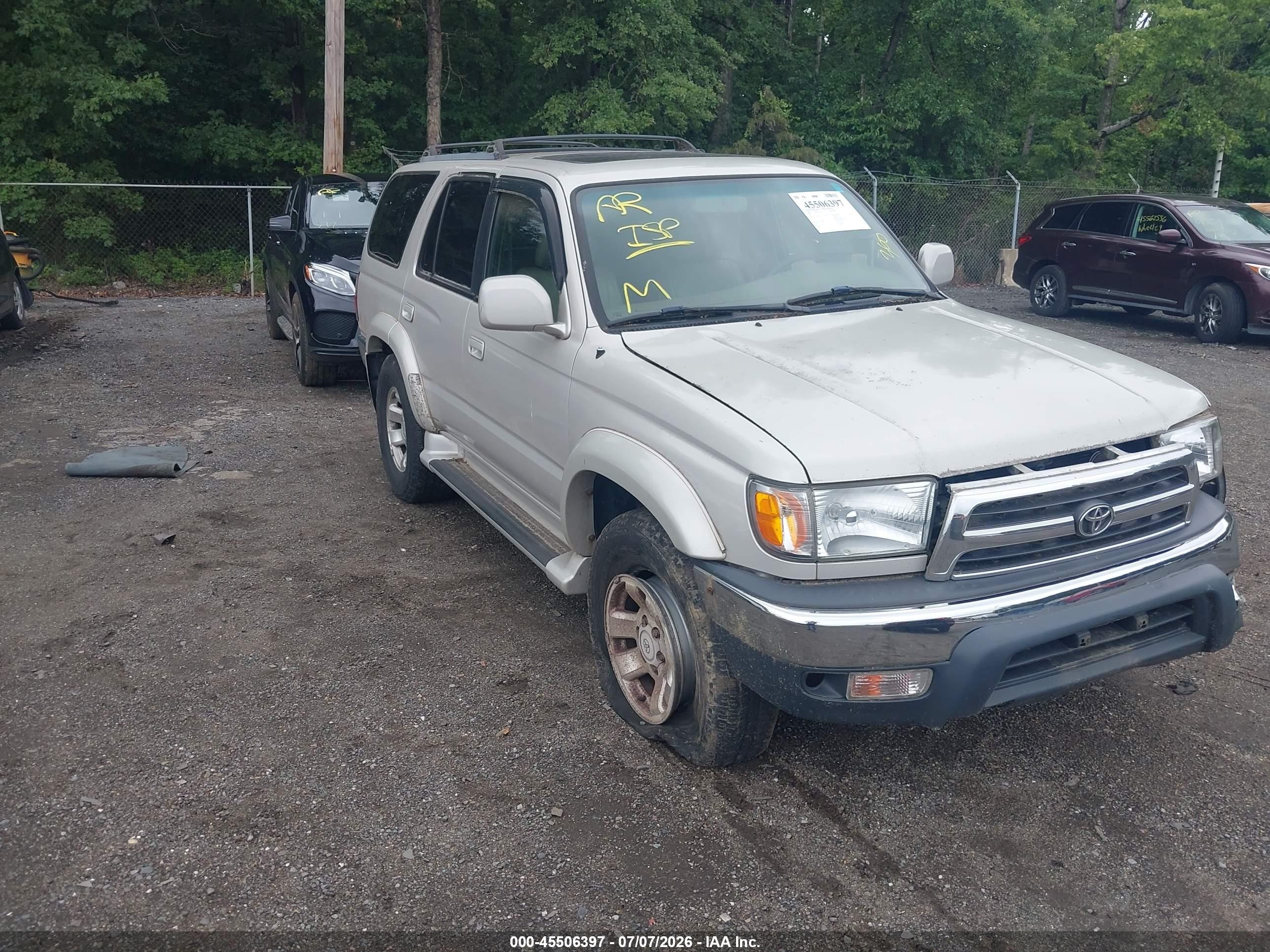 2000 Toyota 4Runner SR5, VIN JT3HN86R8Y0320756 — Front end