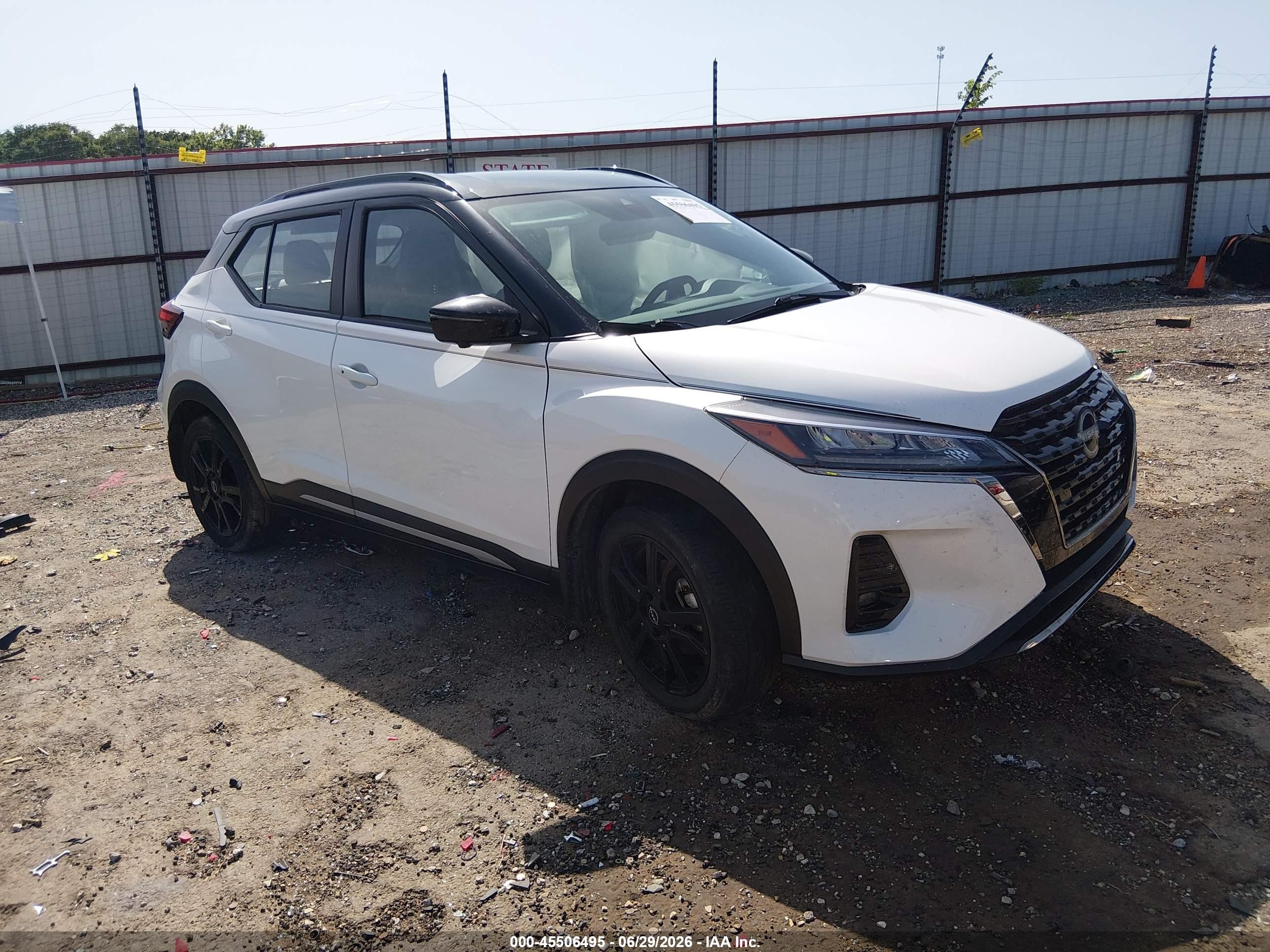 2023 Nissan Kicks SR, VIN 3N1CP5DV5PL523963 — Бок