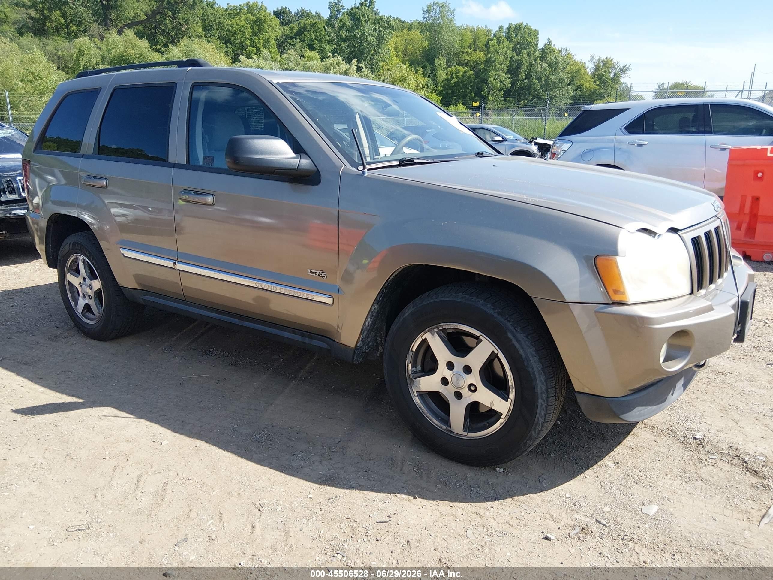 2006 Jeep Grand Cherokee Laredo, VIN 1J4GR48K16C258451 — Front end