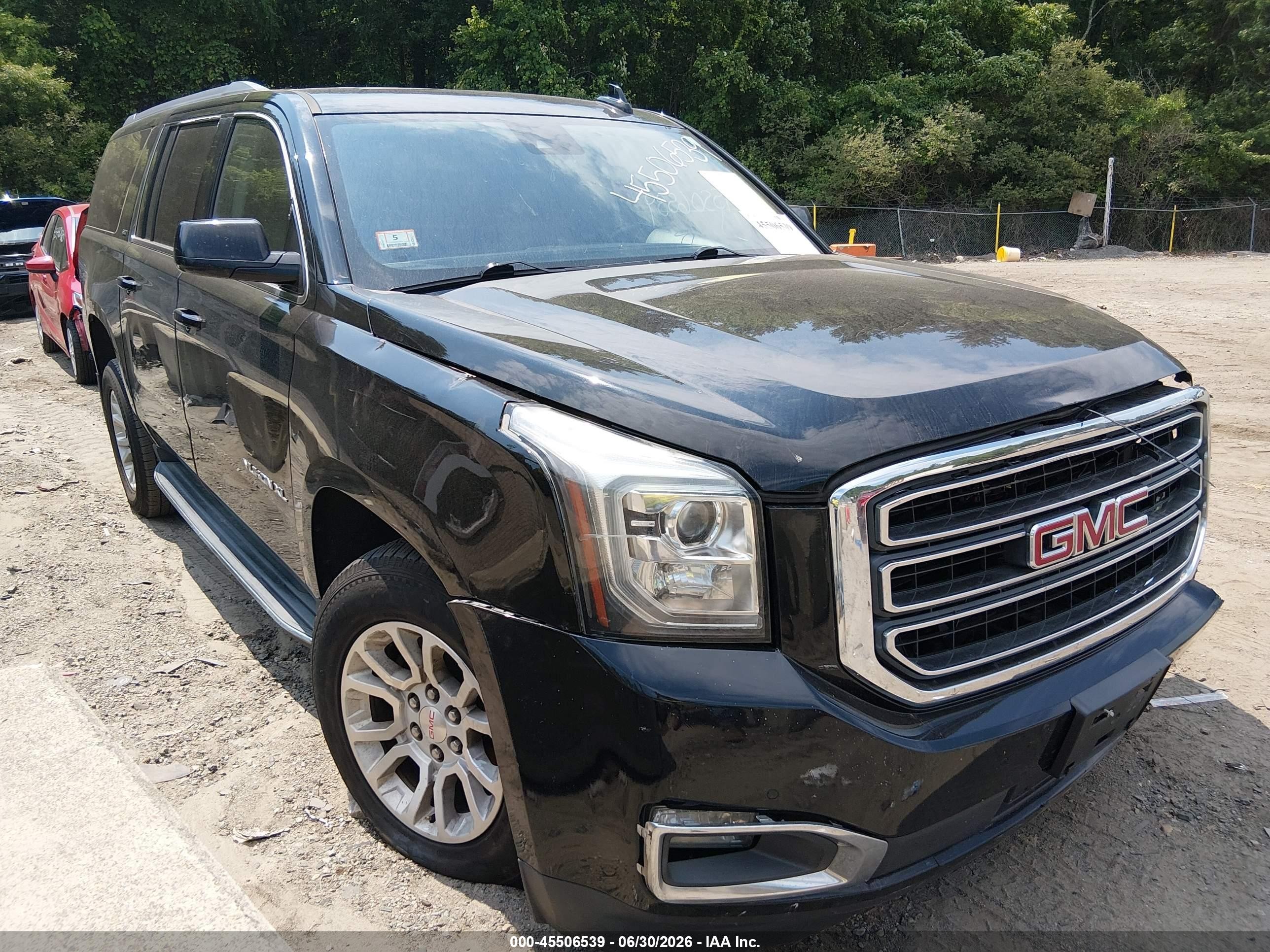 2019 GMC Yukon XL SLT, VIN 1GKS2GKC8KR178387 — Front end