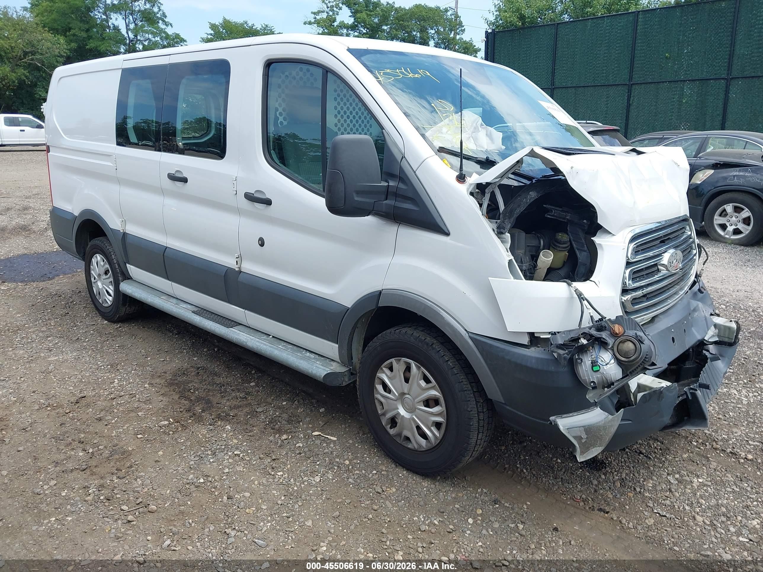 2016 Ford Transit Cargo, VIN 1FTYR1ZM5GKA87509 — Перед