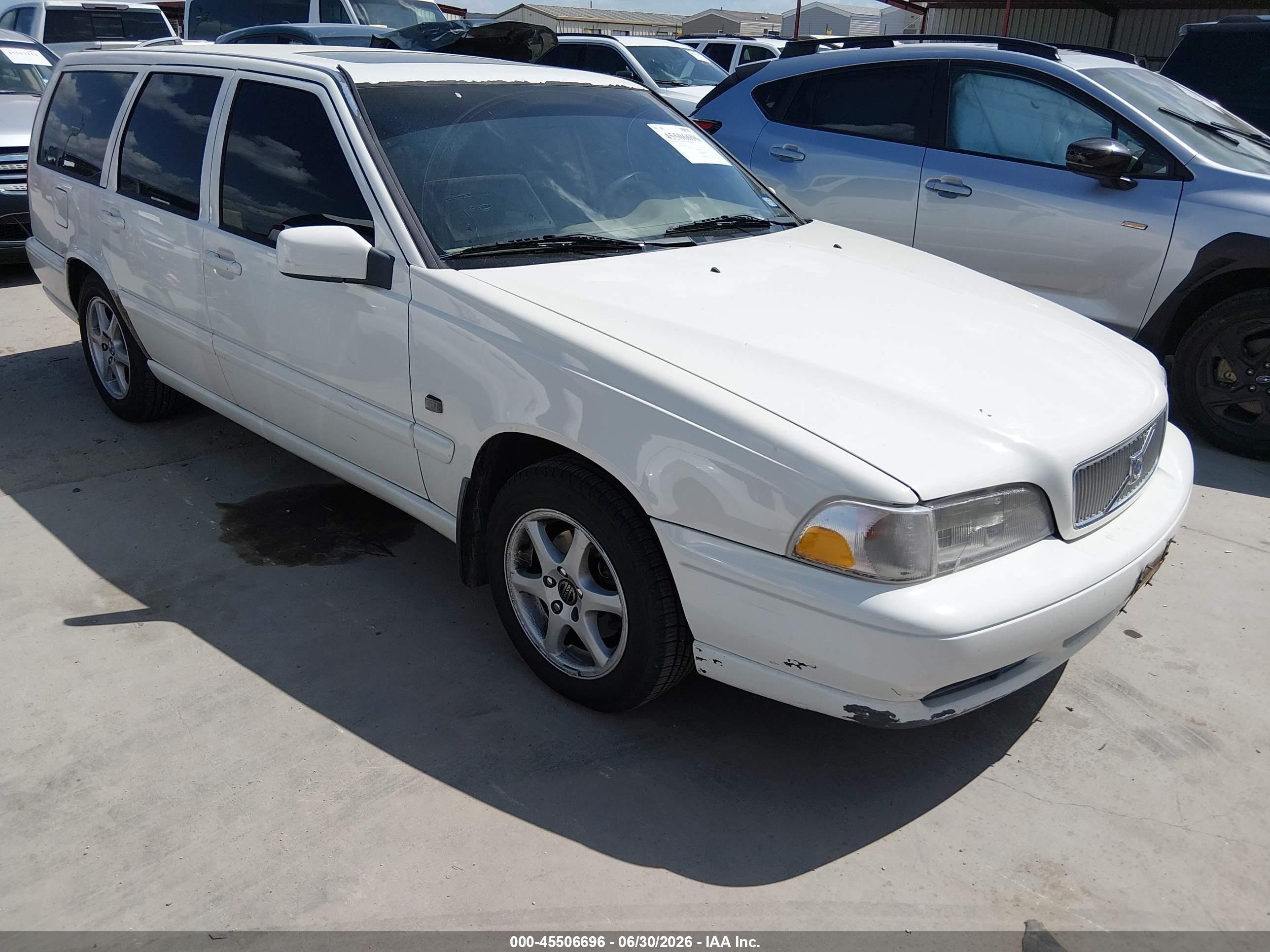 1999 Volvo V70, VIN YV1LW55AXX2621524 — Перед