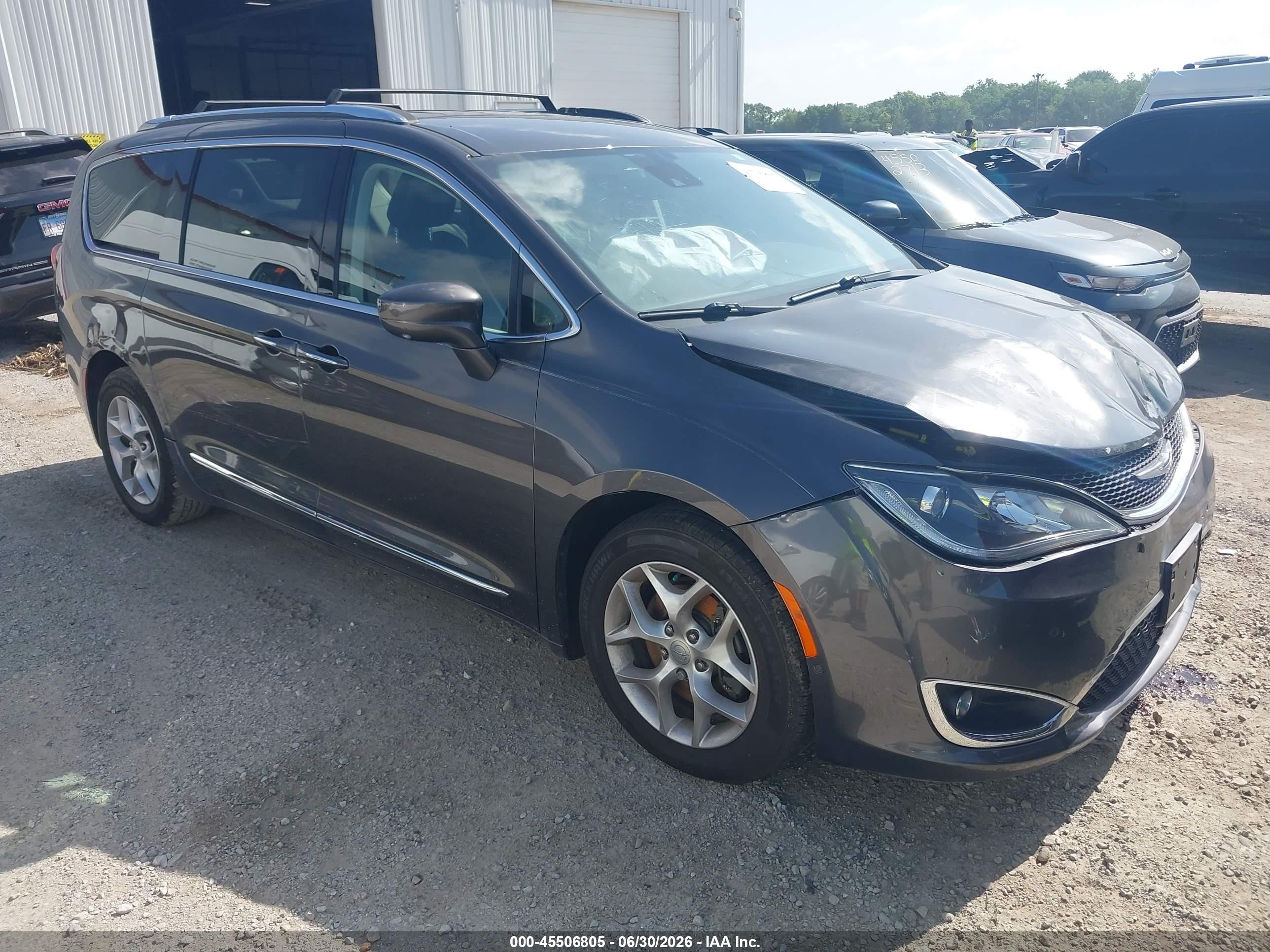 2019 Chrysler Pacifica Touring L Plus, VIN 2C4RC1EG4KR577083 — Перед