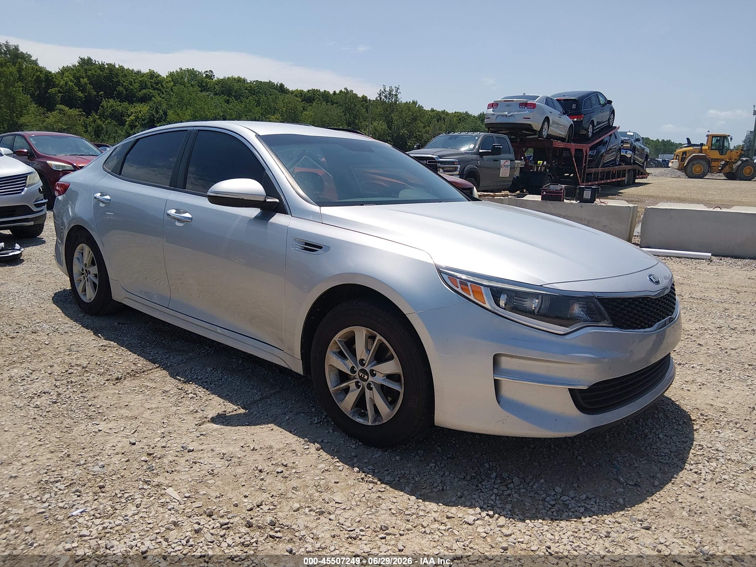 2018 Kia Optima LX, VIN 5XXGT4L30JG192605 — Бок