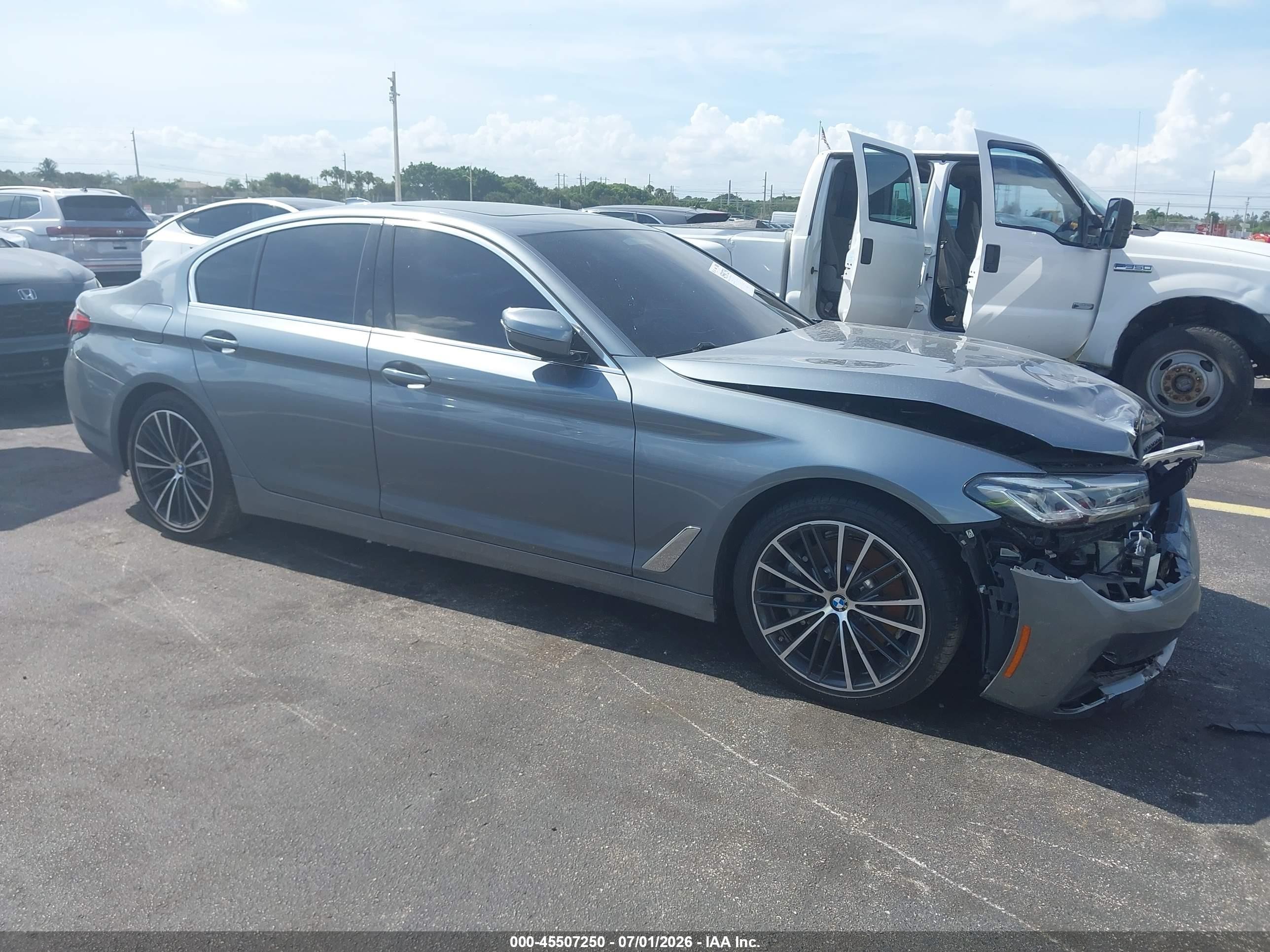 2022 BMW 5 Series 530i, VIN WBA53BH01NWX46391 — Front end