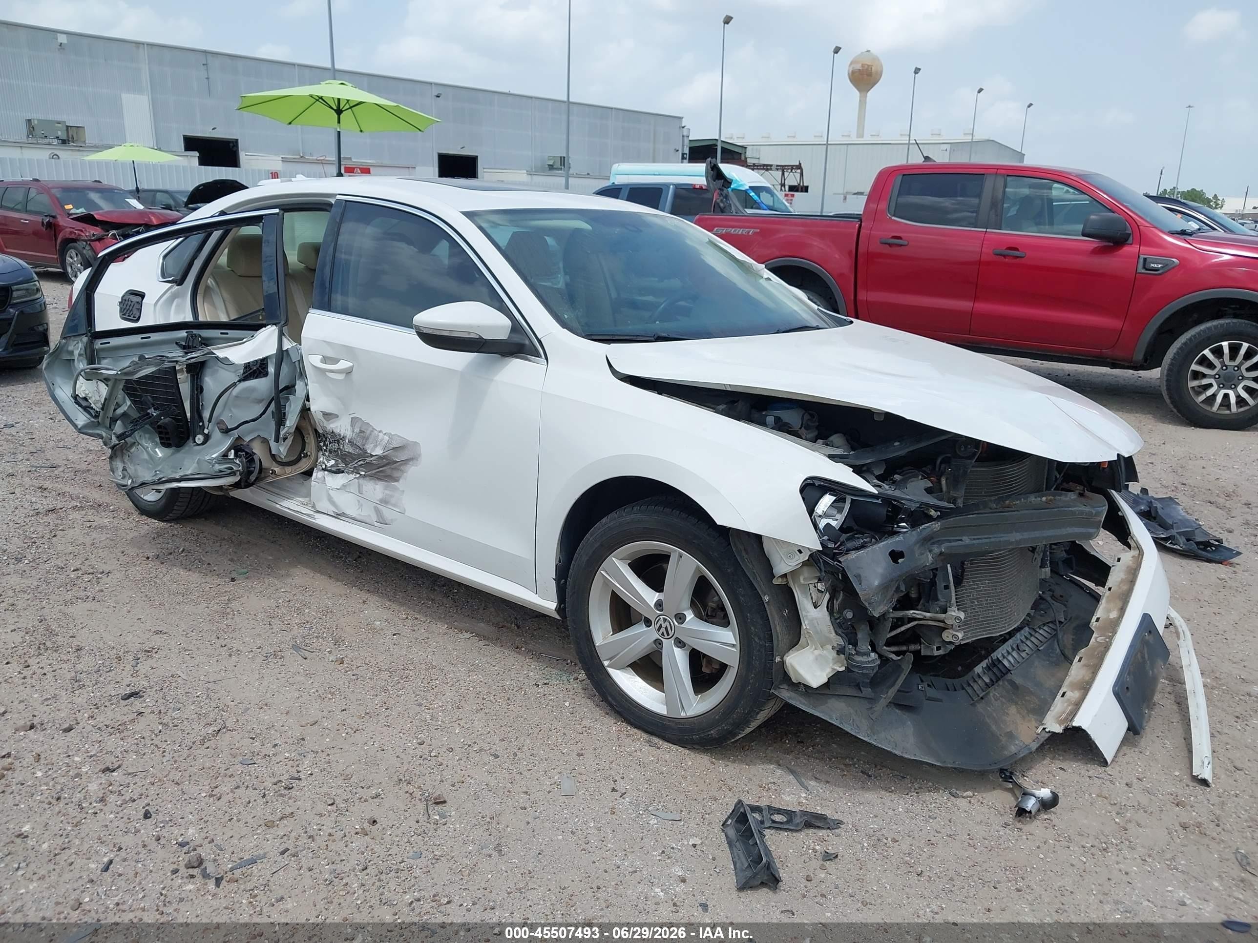 2012 Volkswagen Passat SE, VIN 1VWBH7A36CC101739 — Перед