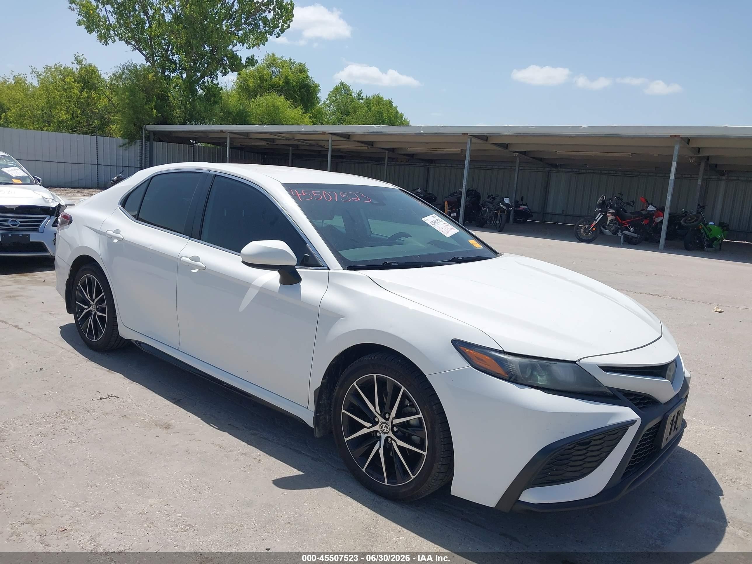 2021 Toyota Camry SE, VIN 4T1G11AKXMU419615 — Град