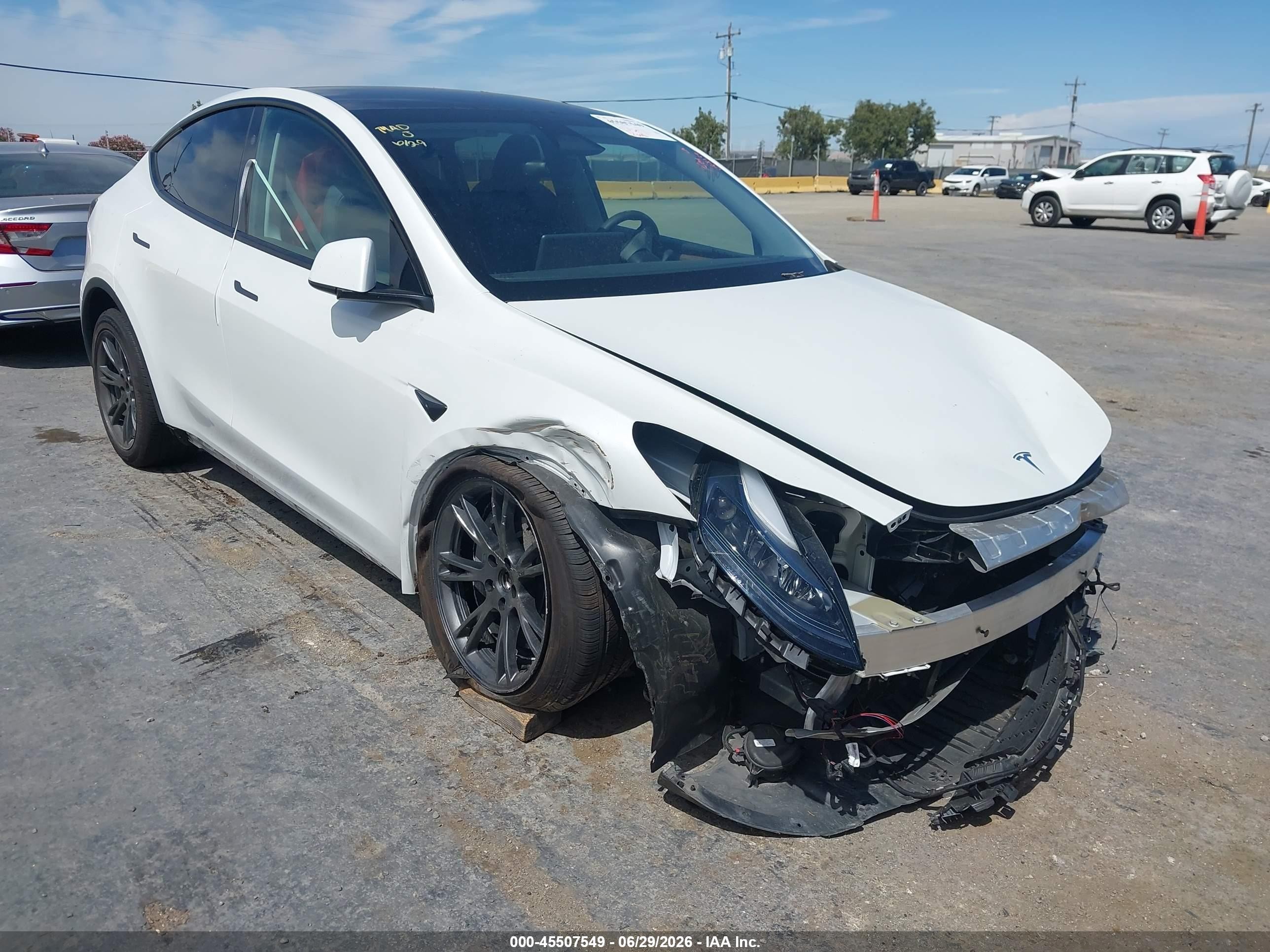 2024 Tesla Model Y Long Range, VIN 7SAYGDEE8RF123461 — Front end