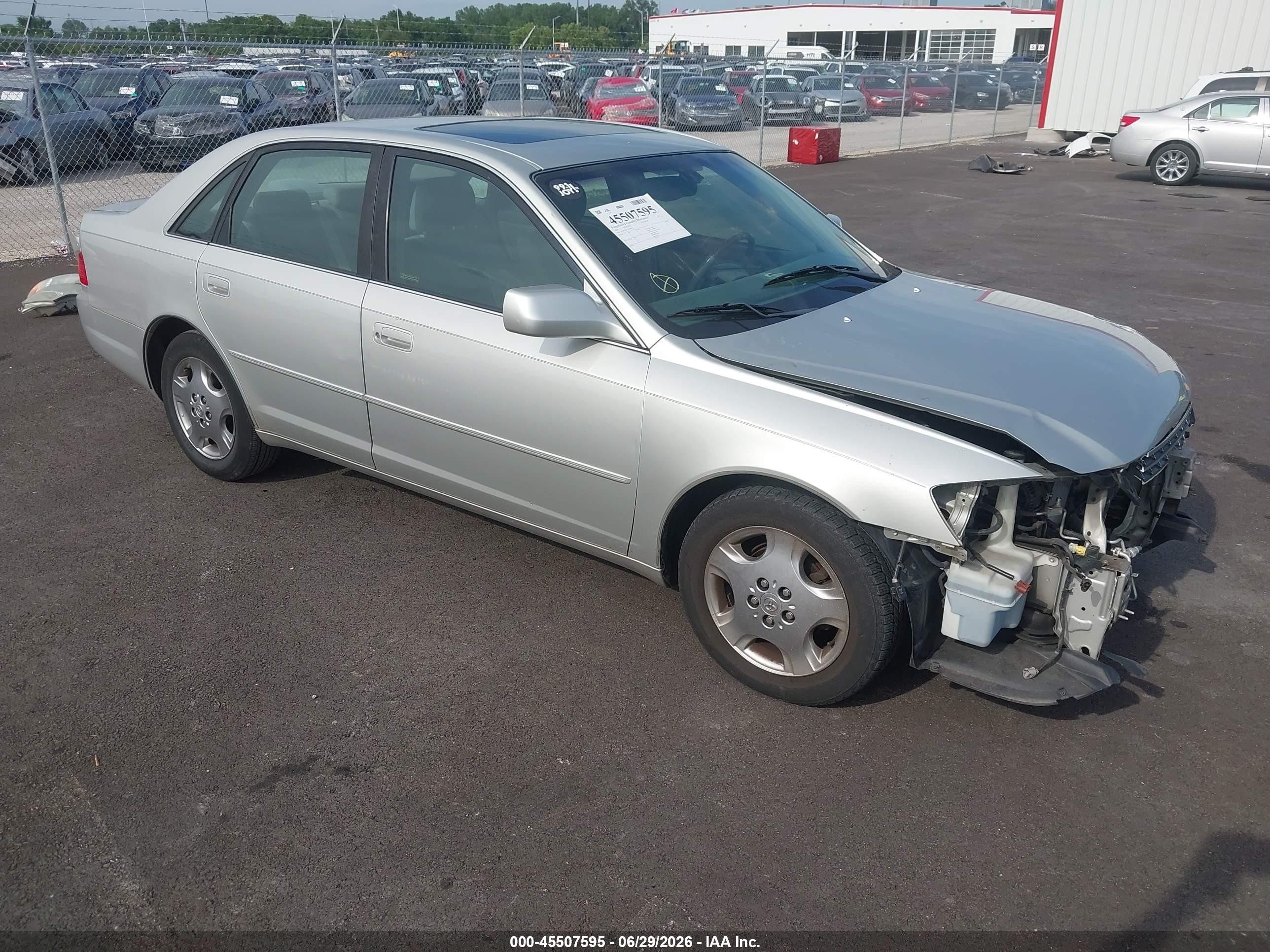 2003 Toyota Avalon XLS, VIN 4T1BF28B33U302075 — Front end