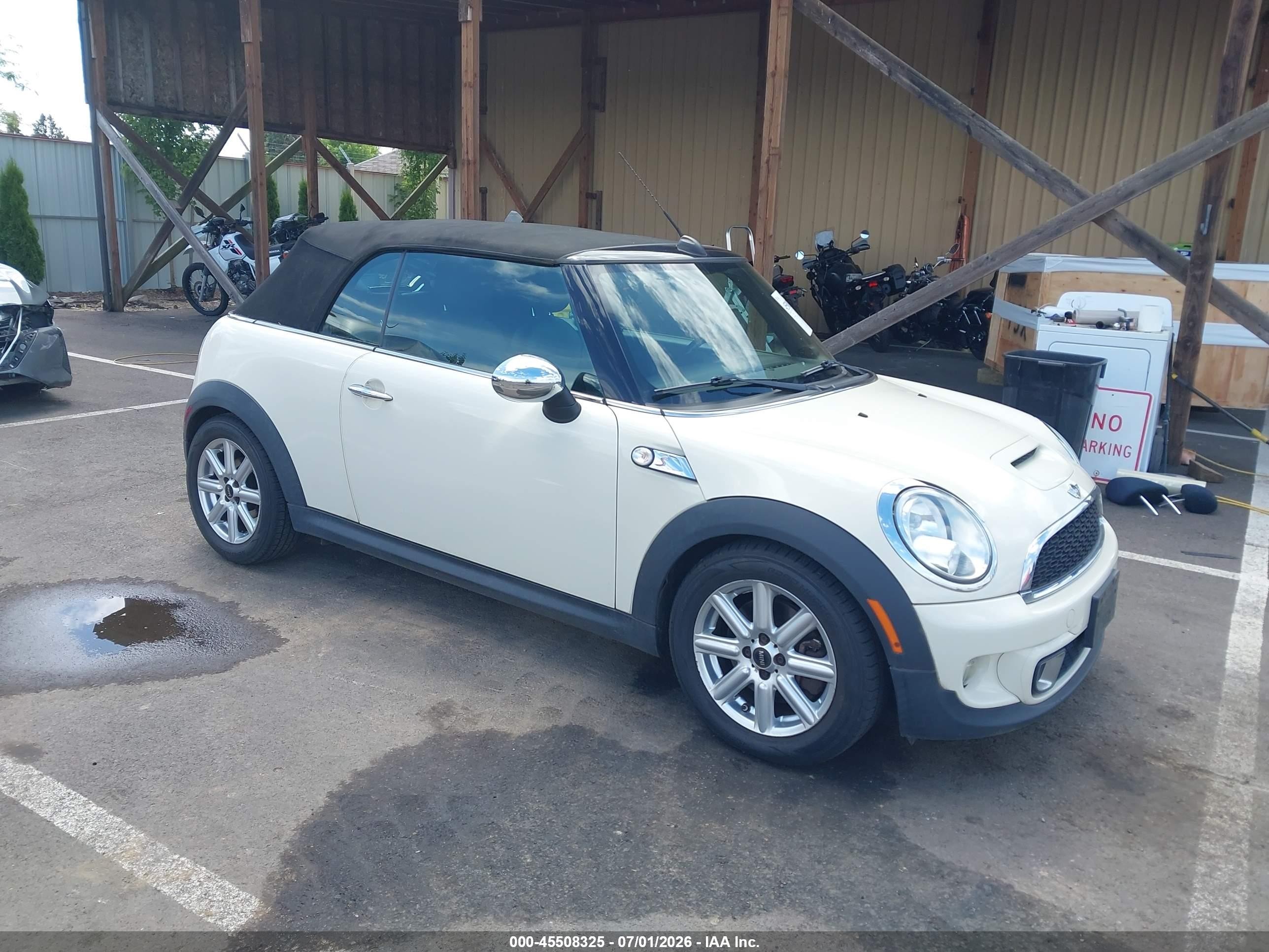 2011 MINI Convertible S, VIN WMWZP3C55BT249033 — Фото с аукциона 1 of 5