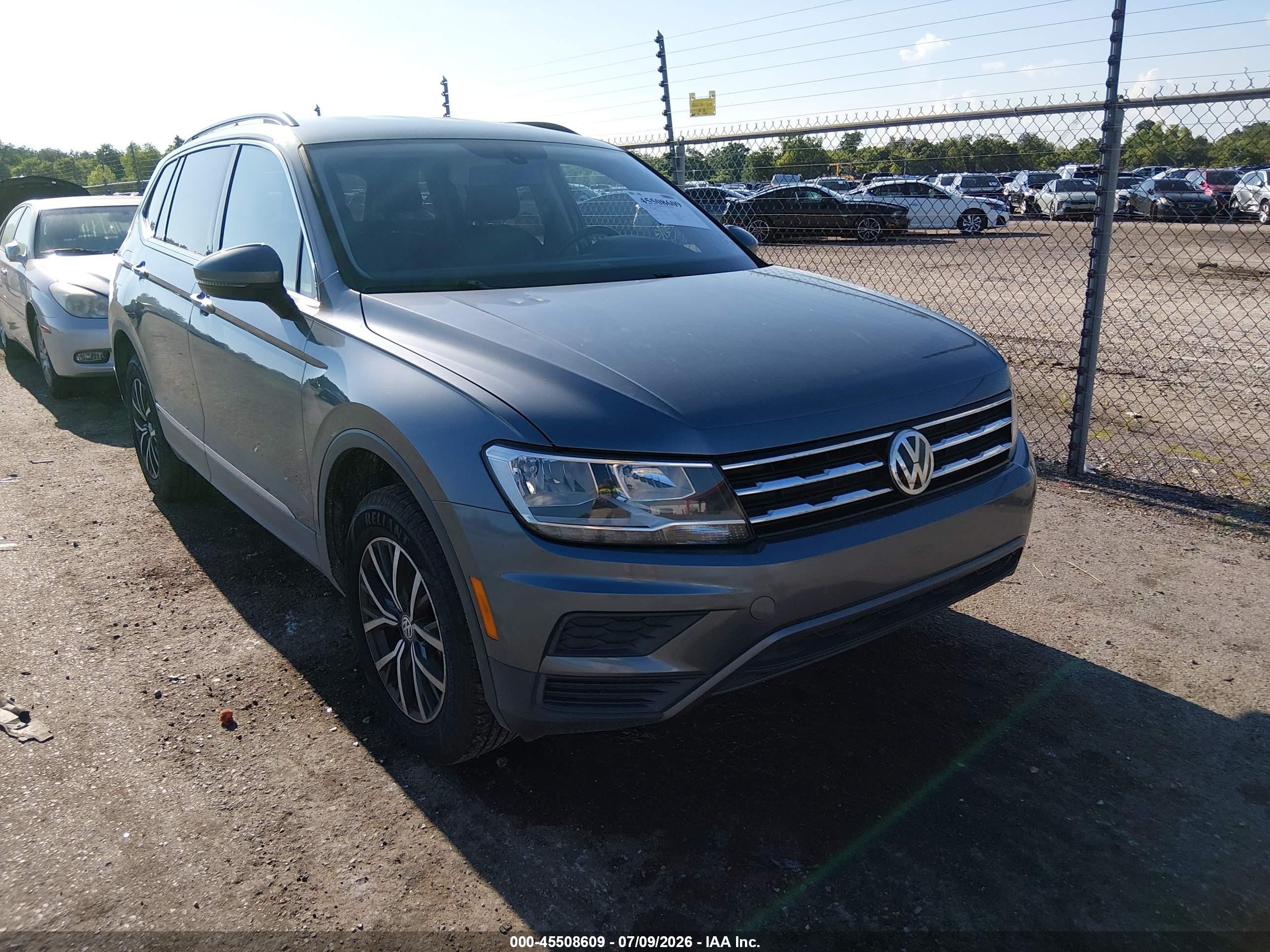 2020 Volkswagen Tiguan SE, VIN 3VV3B7AX7LM129612 — Rear end