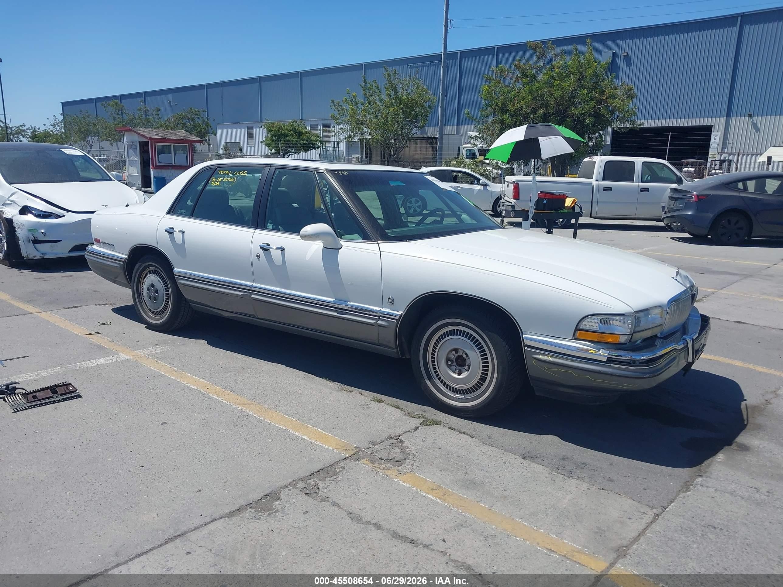 1993 Buick Park Avenue, VIN 1G4CU5315P1605540 — Front end