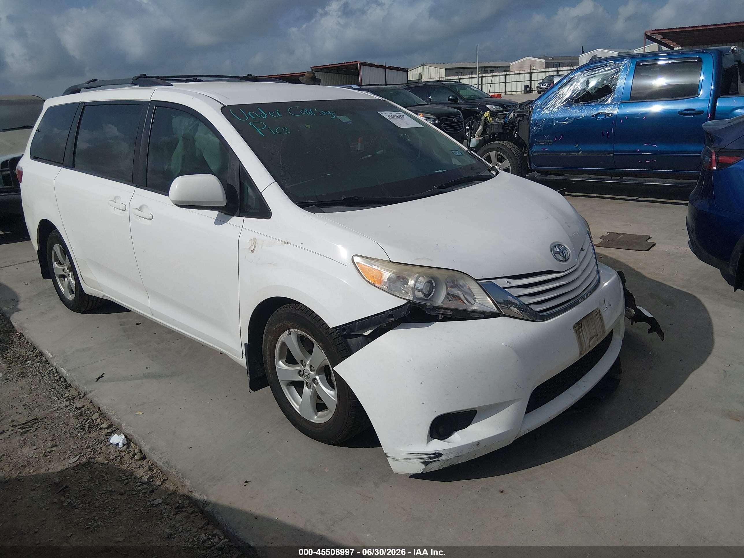 2015 Toyota Sienna LE, VIN 5TDKK3DC3FS641416 — Side