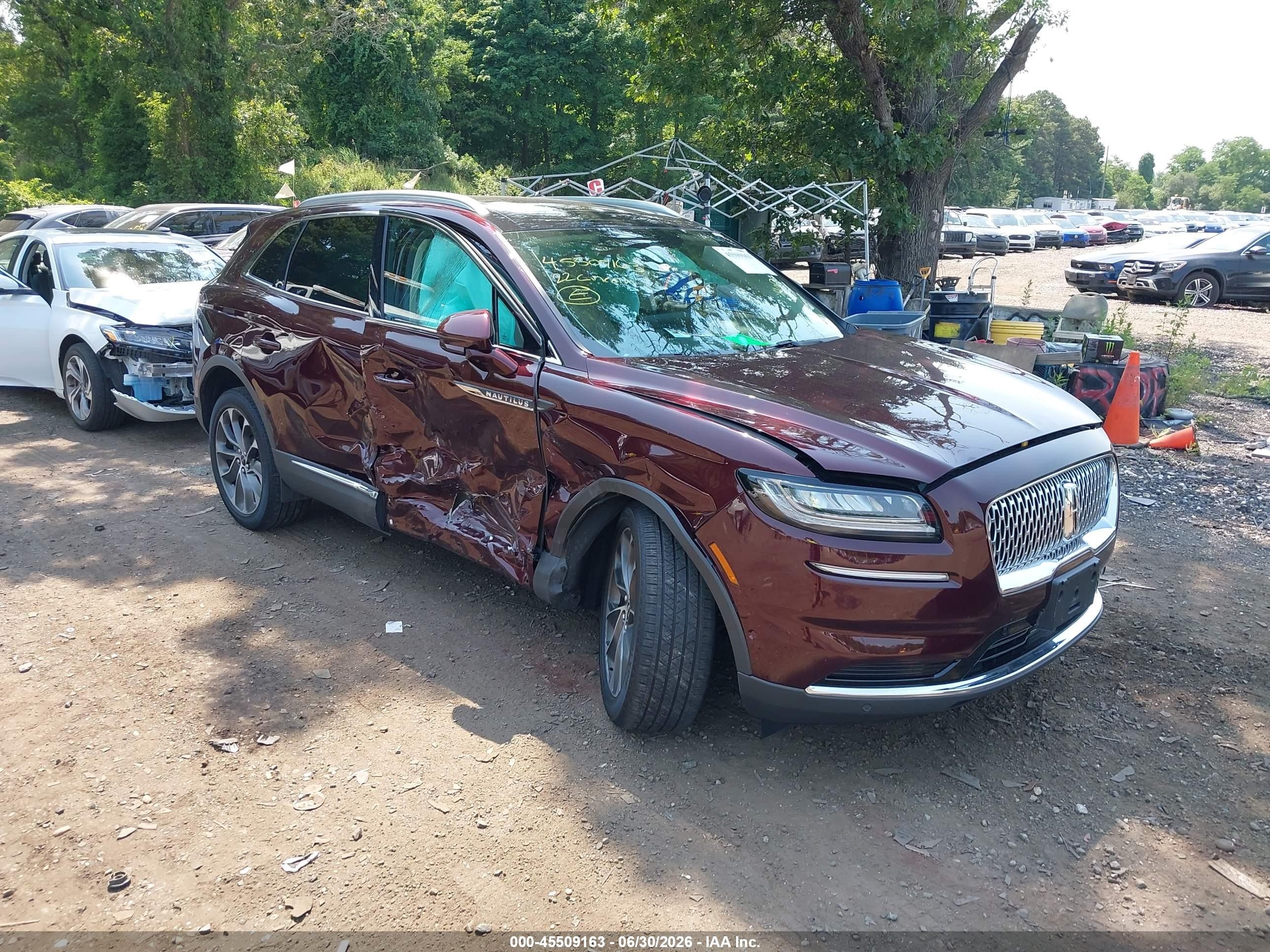 2022 Lincoln Nautilus Reserve, VIN 2LMPJ8K95NBL08258 — Бок