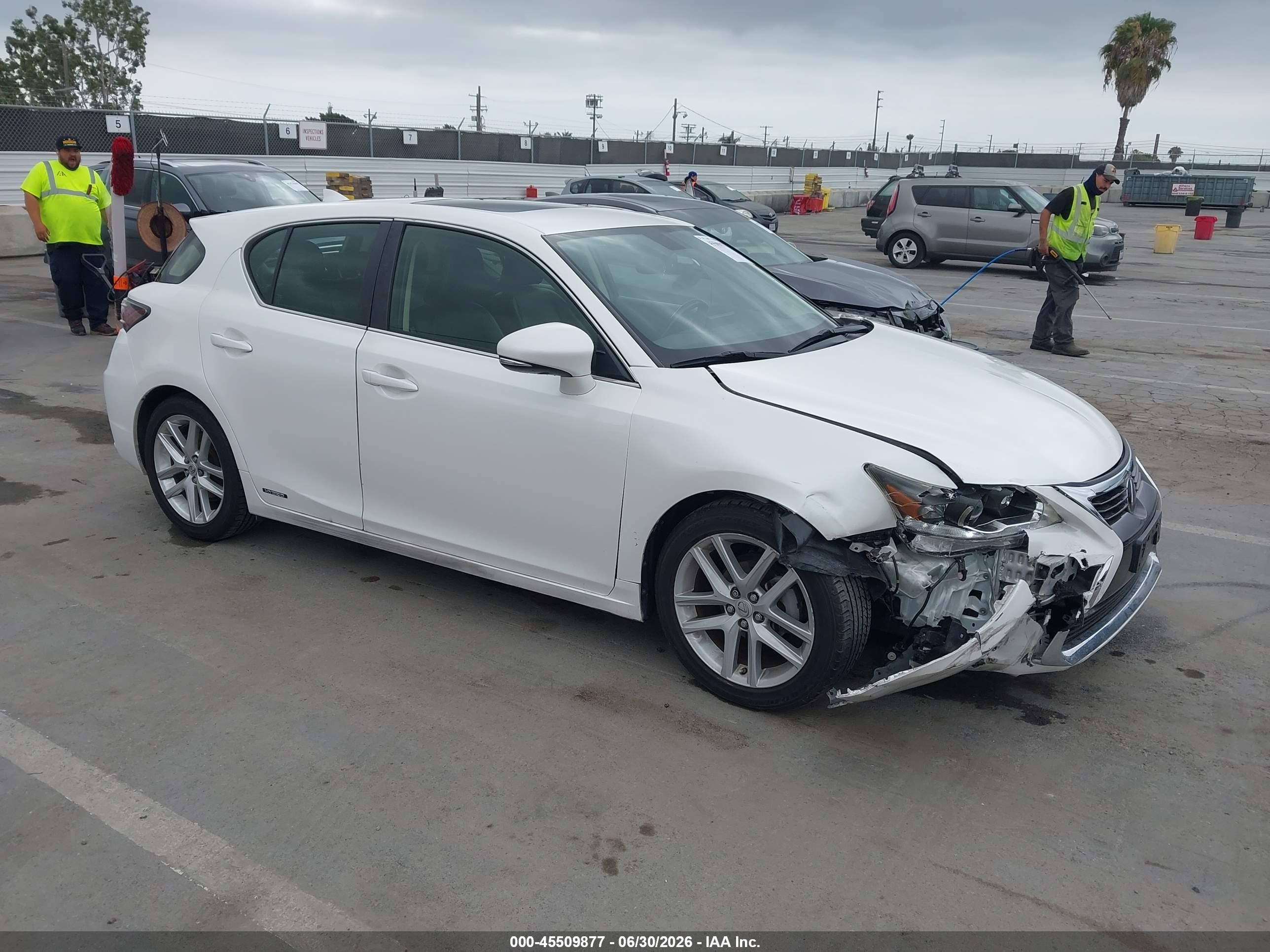 2016 Lexus CT 200h, VIN JTHKD5BH3G2270785 — Front end