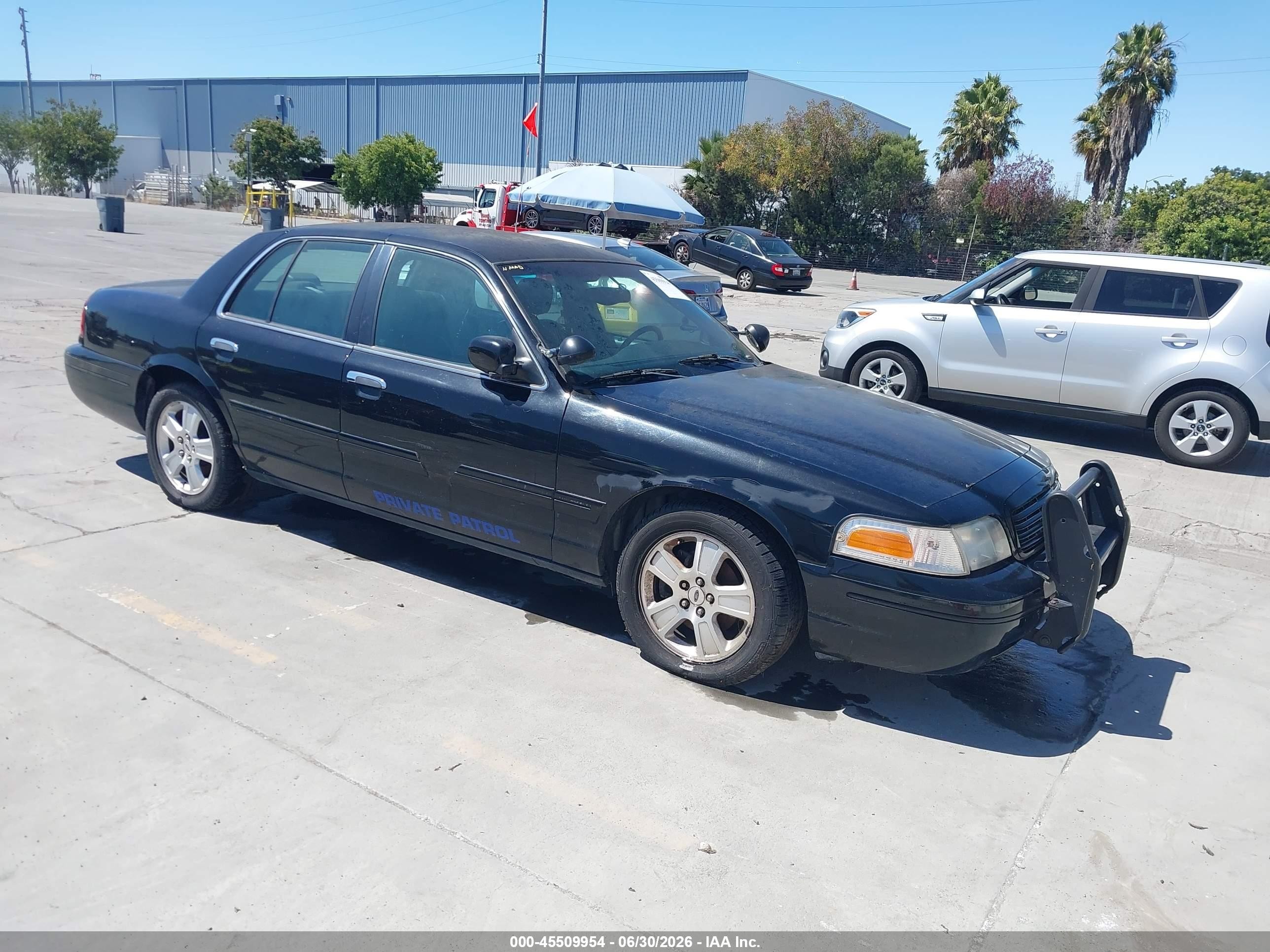2003 Ford Crown Victoria LX, VIN 2FAHP74W03X163362 — Normal wear