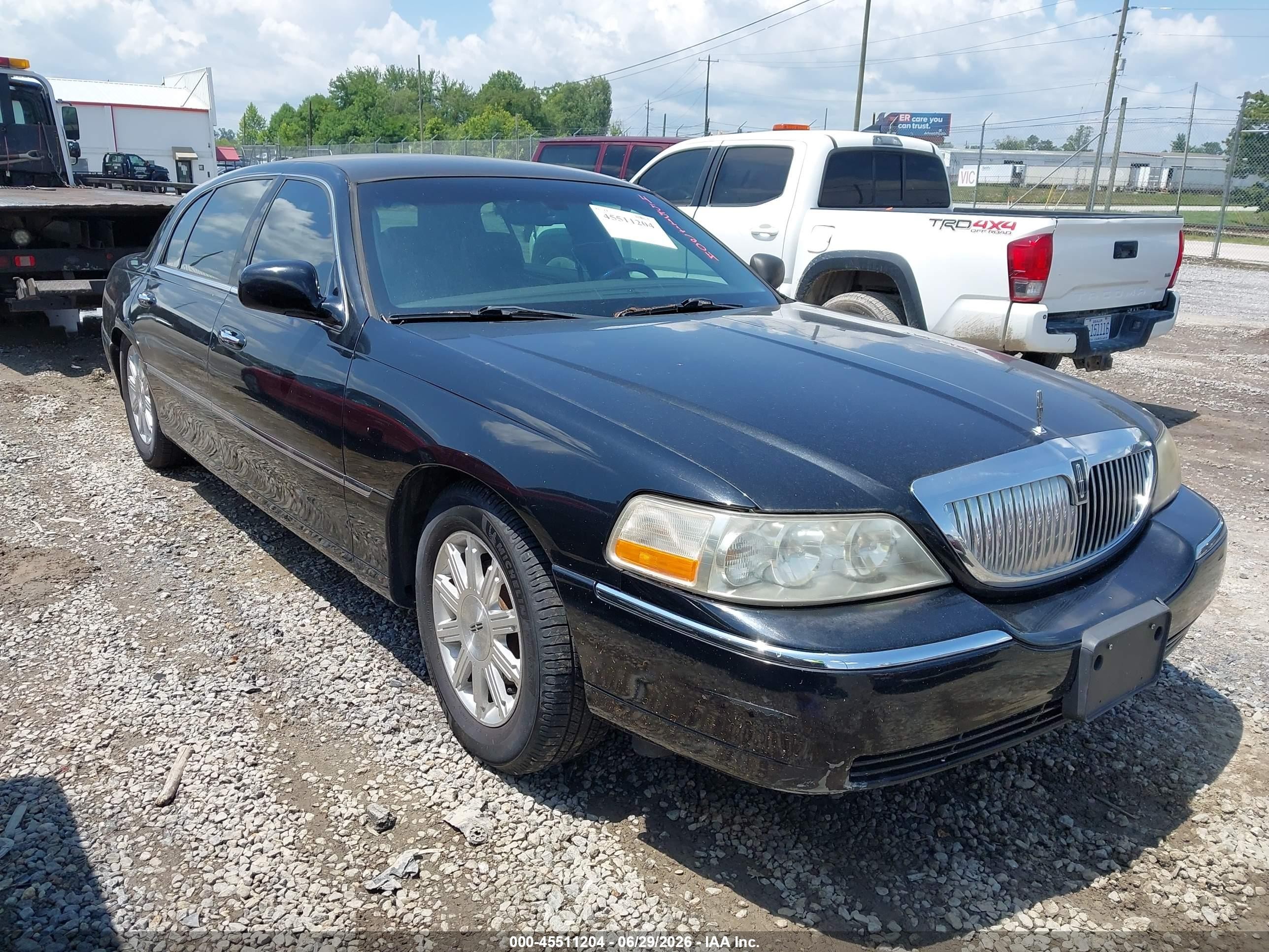 2011 Lincoln Town Car Signature L, VIN 2LNBL8FV2BX754289 — Normal wear