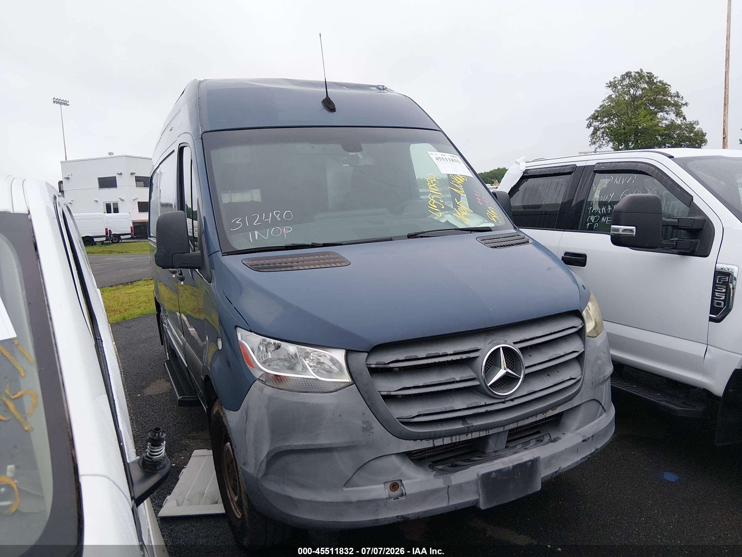 2019 Mercedes-Benz Sprinter Cargo, VIN WD4PF0CD1KT004495 — Бок