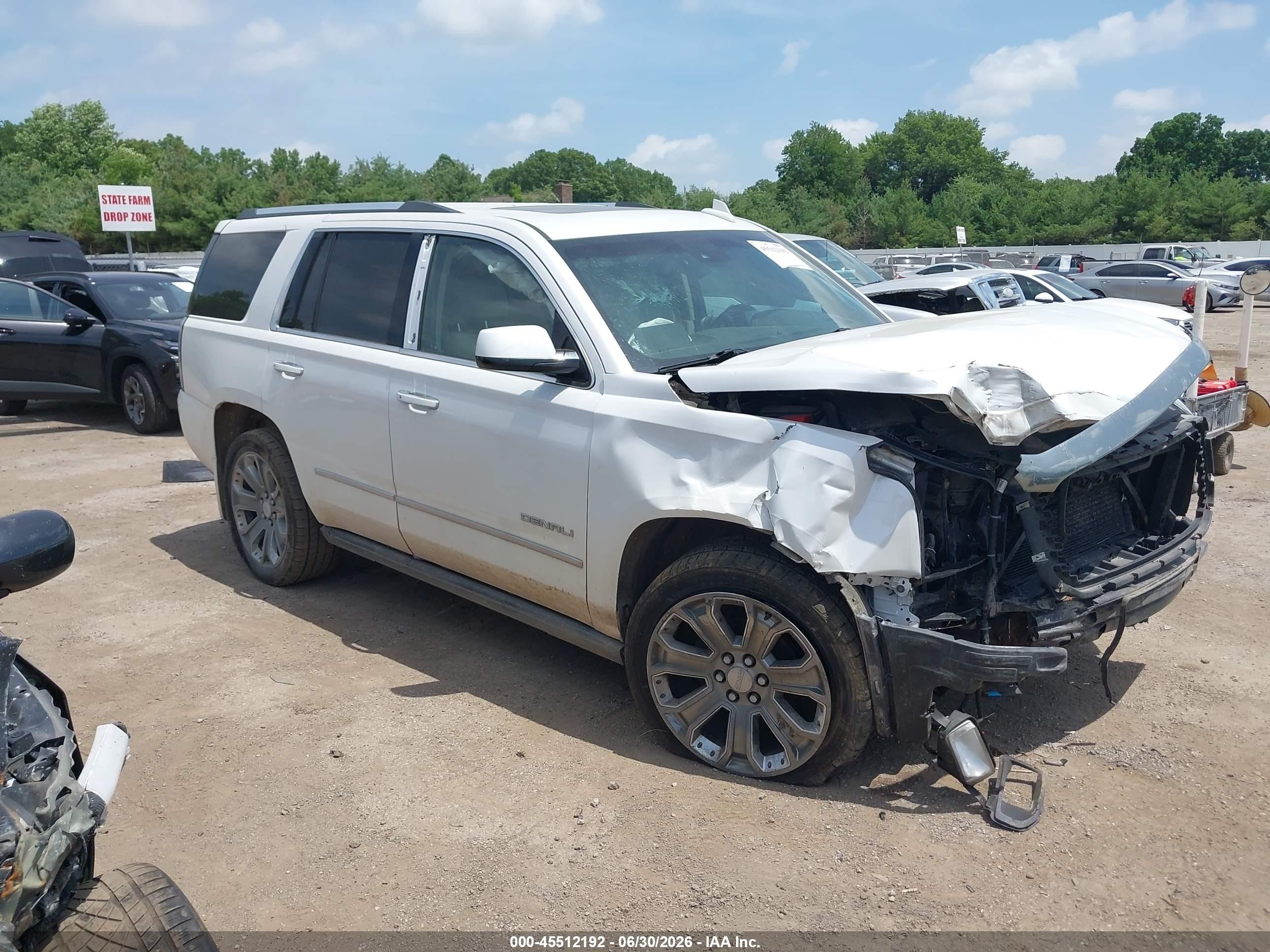 2016 GMC Yukon Denali, VIN 1GKS2CKJ4GR158524 — Перед
