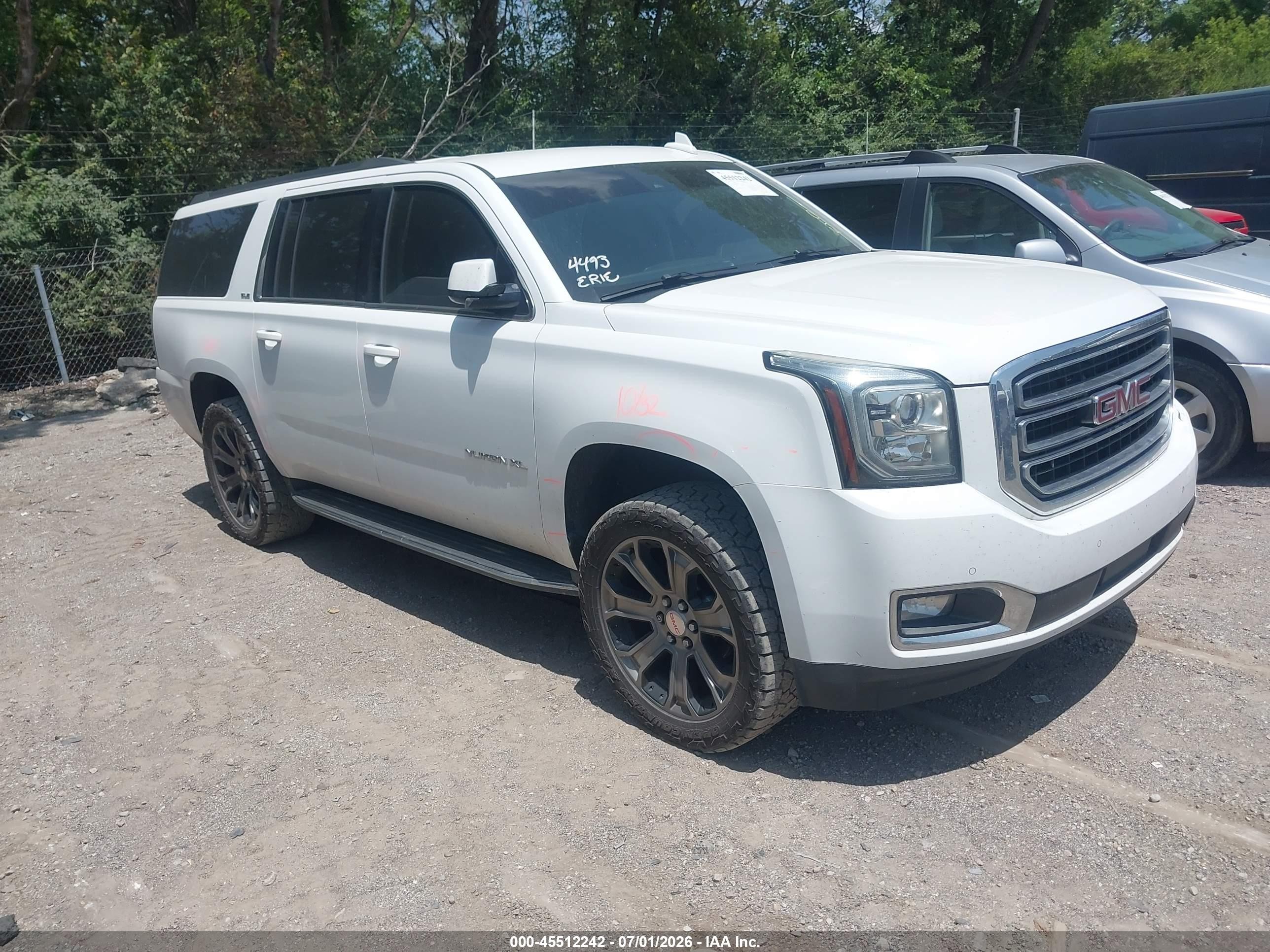 2016 GMC Yukon XL SLE, VIN 1GKS2FKC3GR391913 — Front end