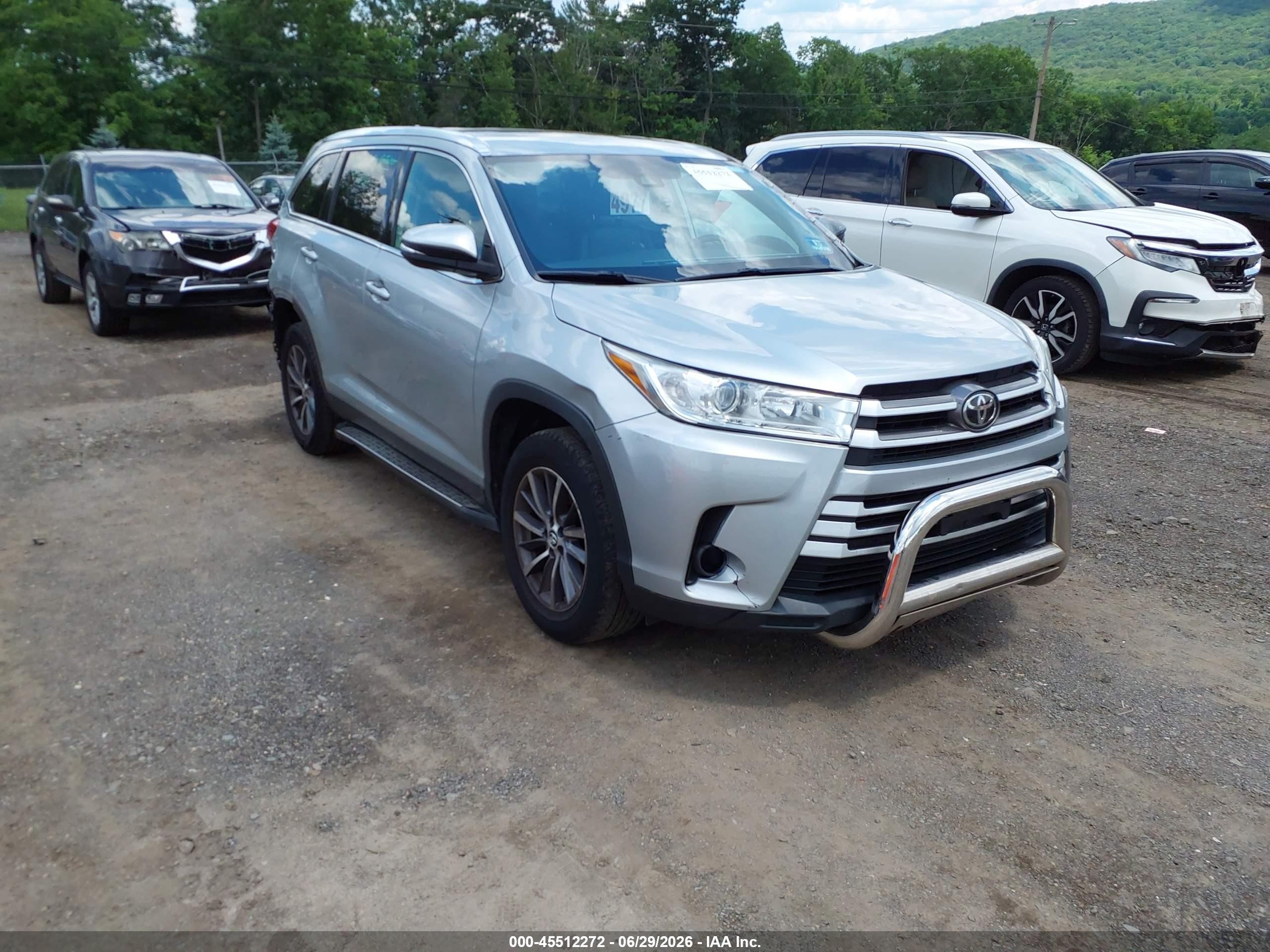 2019 Toyota Highlander XLE, VIN 5TDJZRFH0KS600772 — Rear end