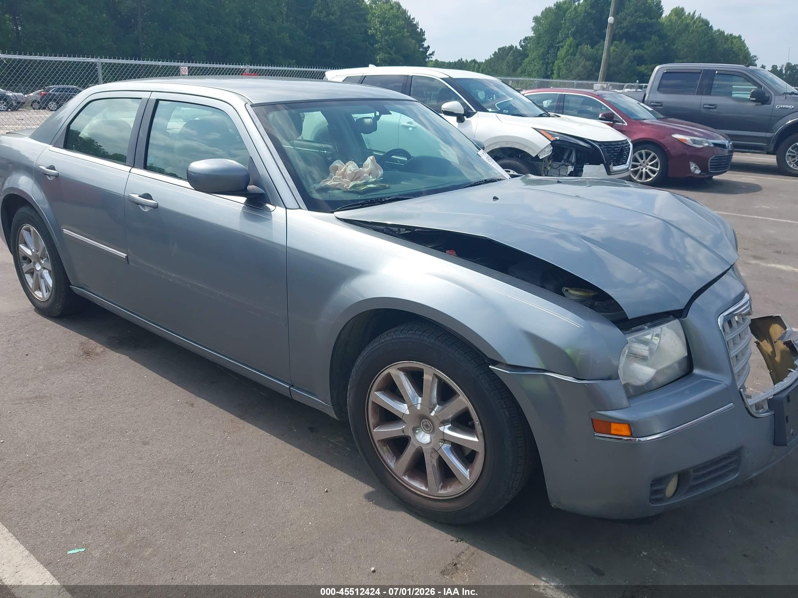 2007 Chrysler 300 Touring, VIN 2C3KA53G07H899562 — Перед