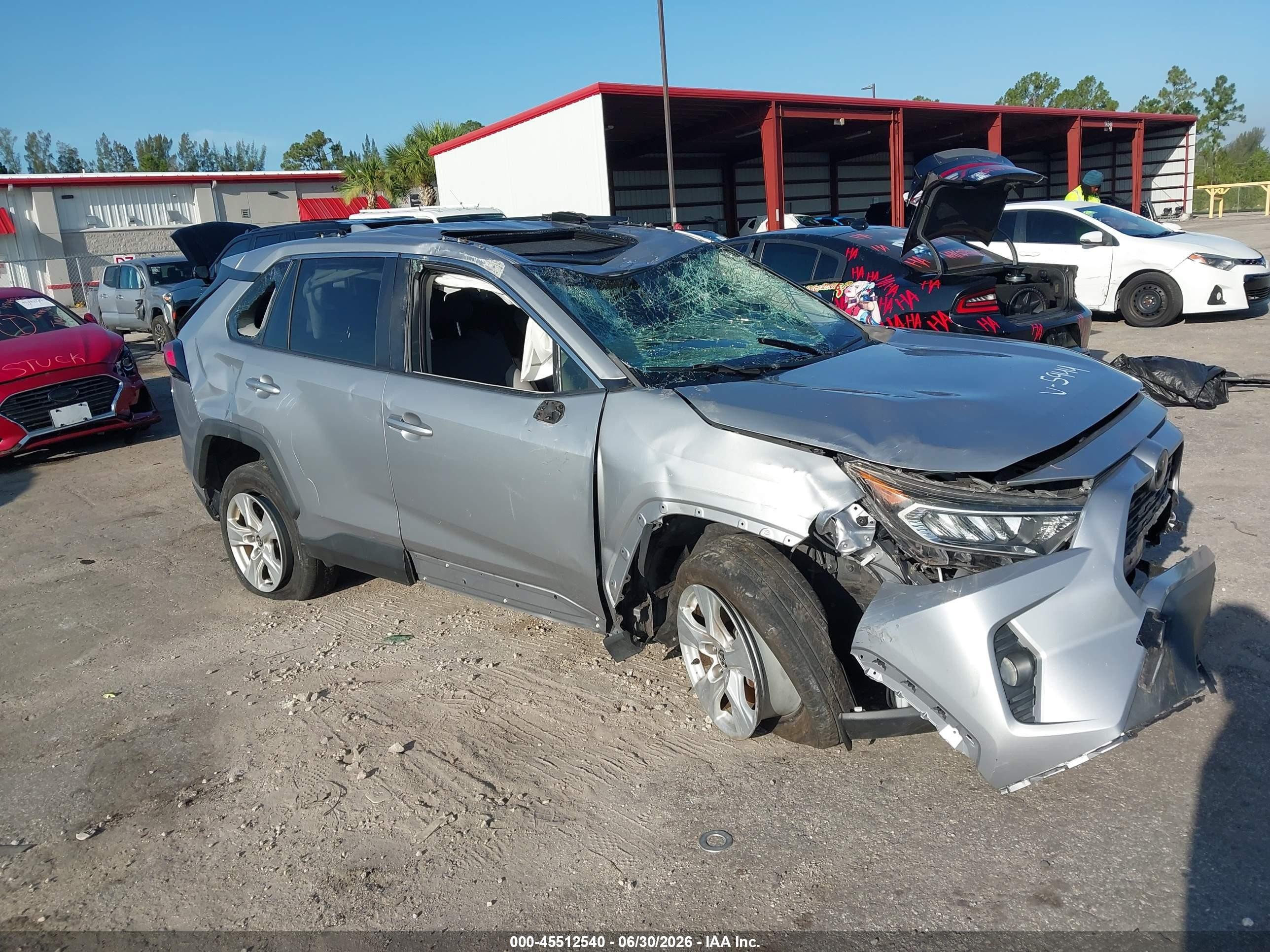 2020 Toyota RAV4 XLE, VIN JTMW1RFVXLD045944 — All over